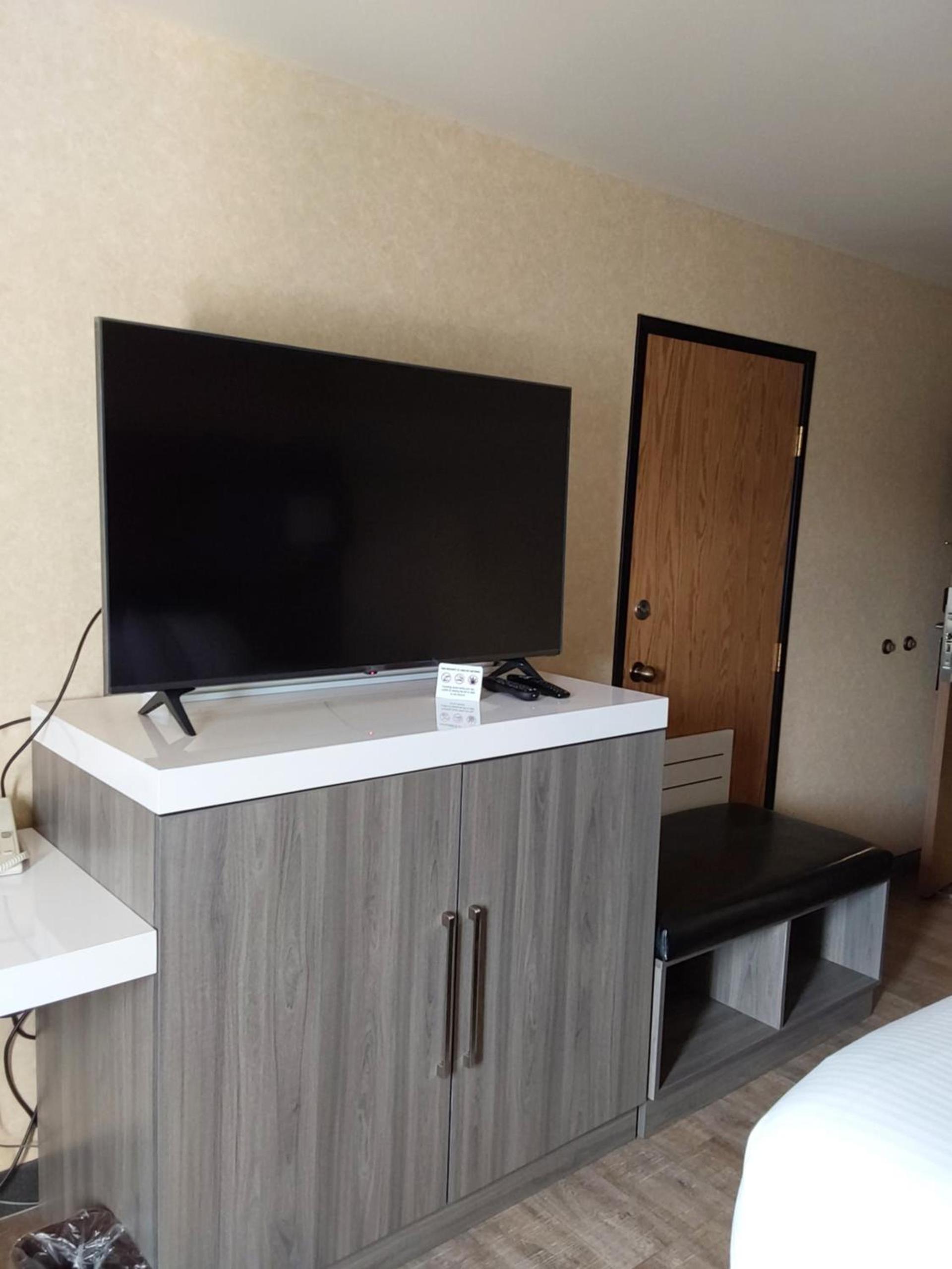 Lavissh Inn and Suites photo 31