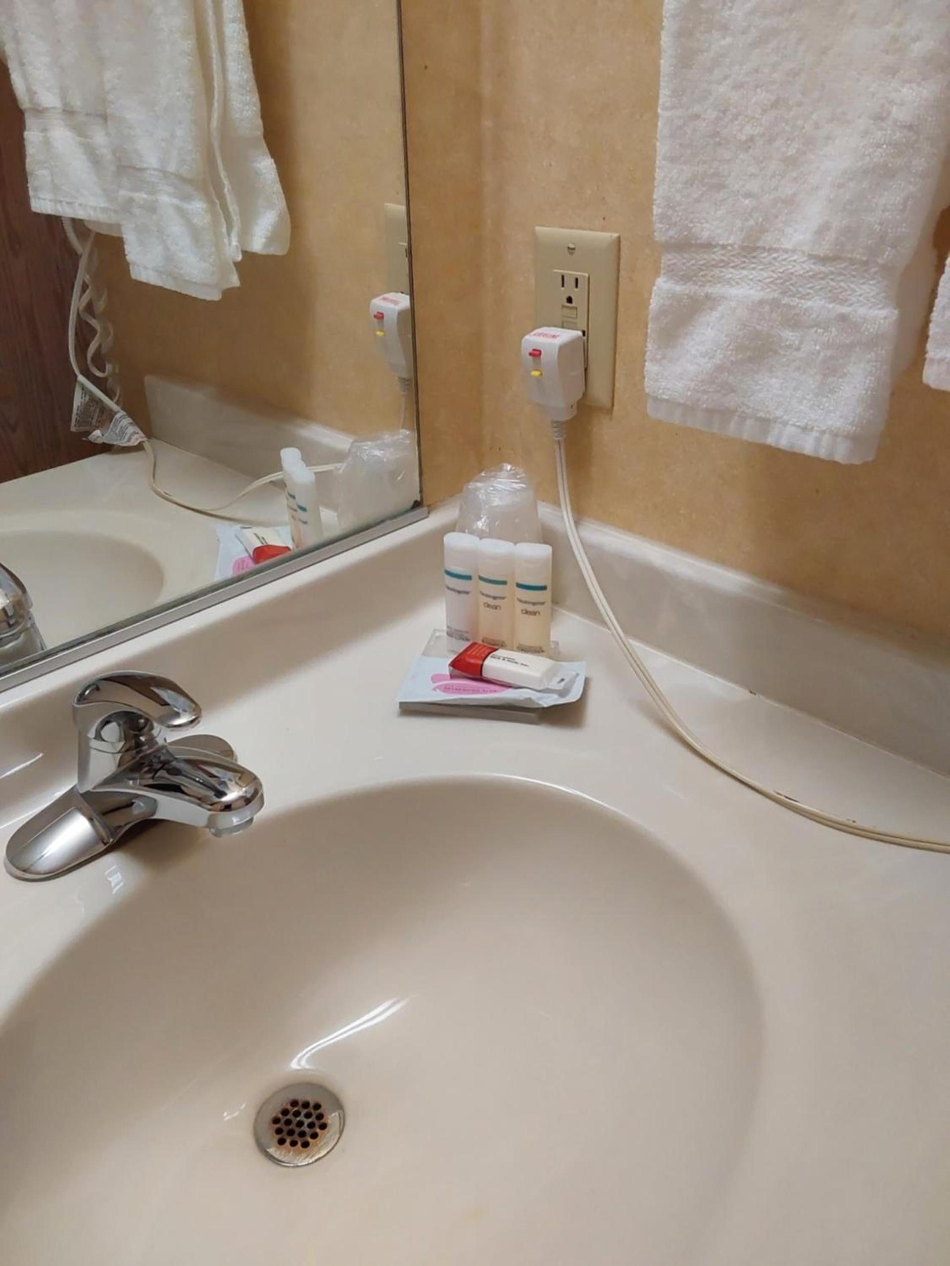 Lavissh Inn and Suites photo 11