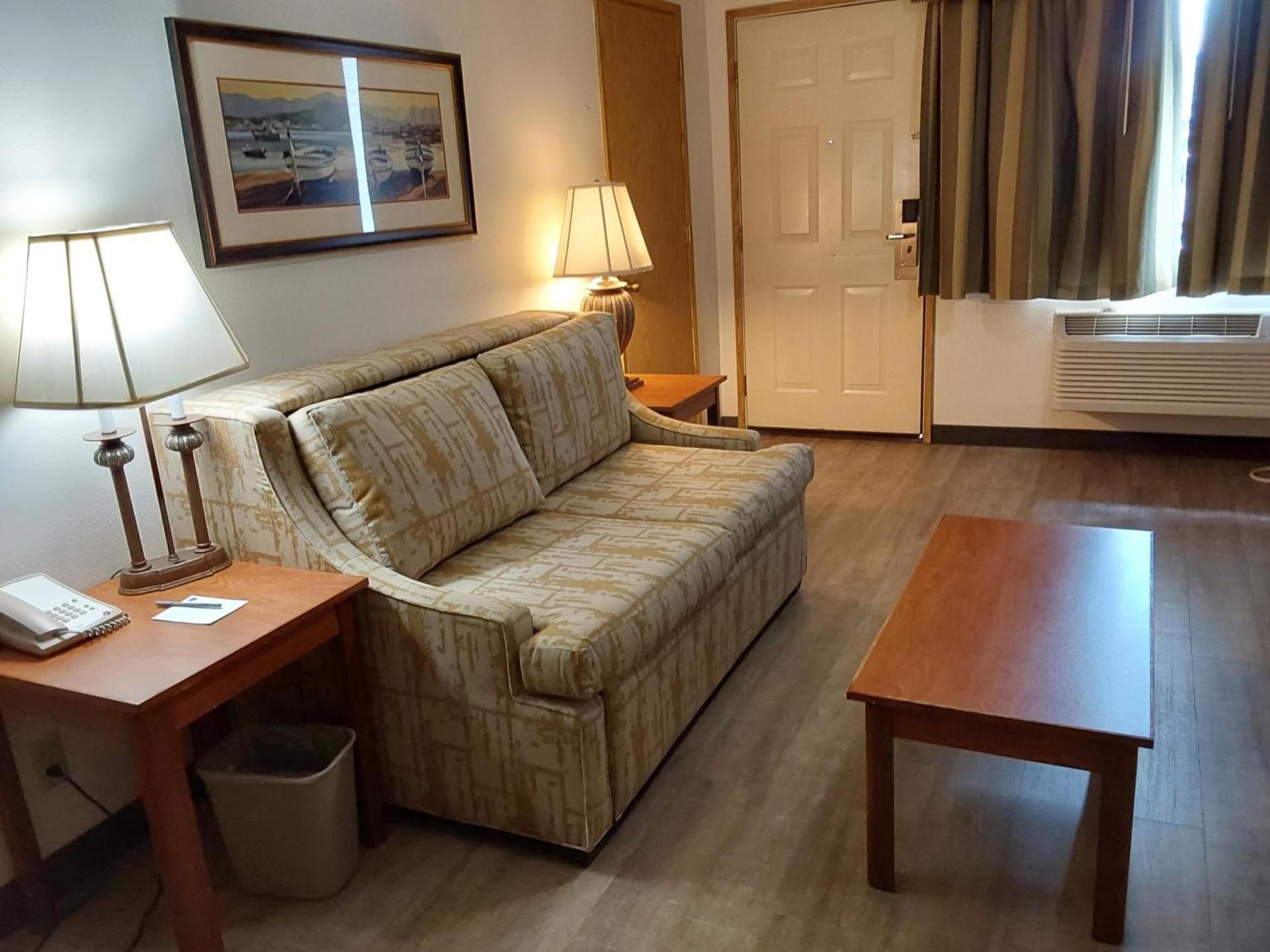 Lavissh Inn and Suites photo 23