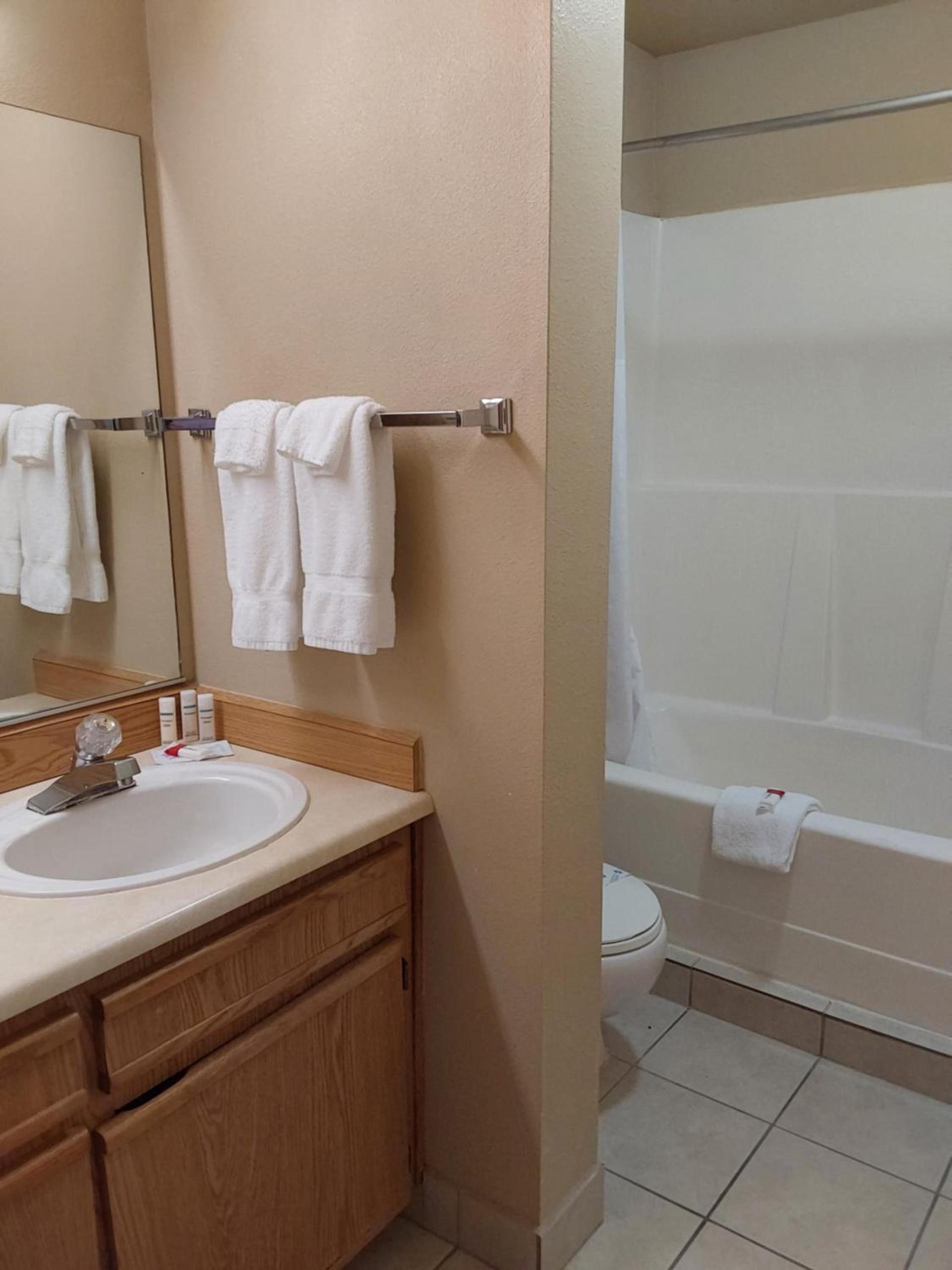 Lavissh Inn and Suites photo 32