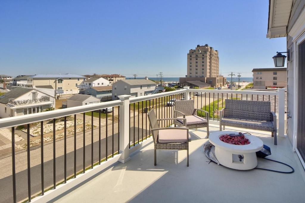 Ocean Views Steps from the Beach and Laguna Bar & Grill photo 23