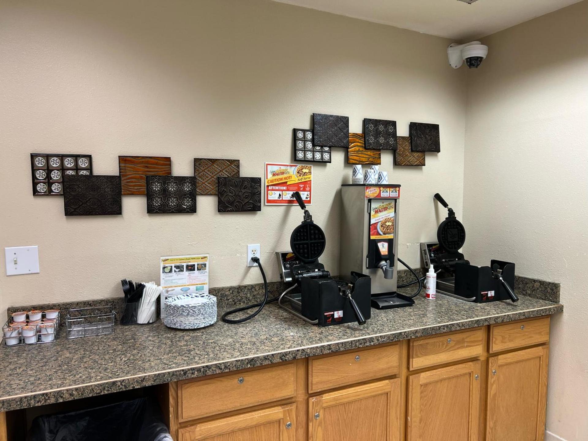 Lavissh Inn and Suites photo 8