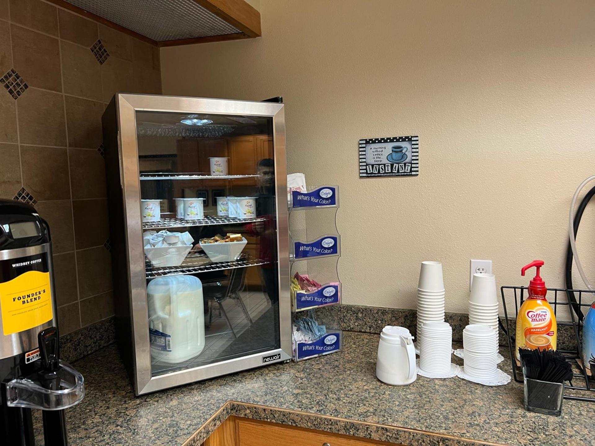 Lavissh Inn and Suites photo 16
