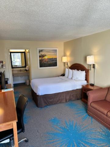Days Inn by Wyndham Asheville West photo 60
