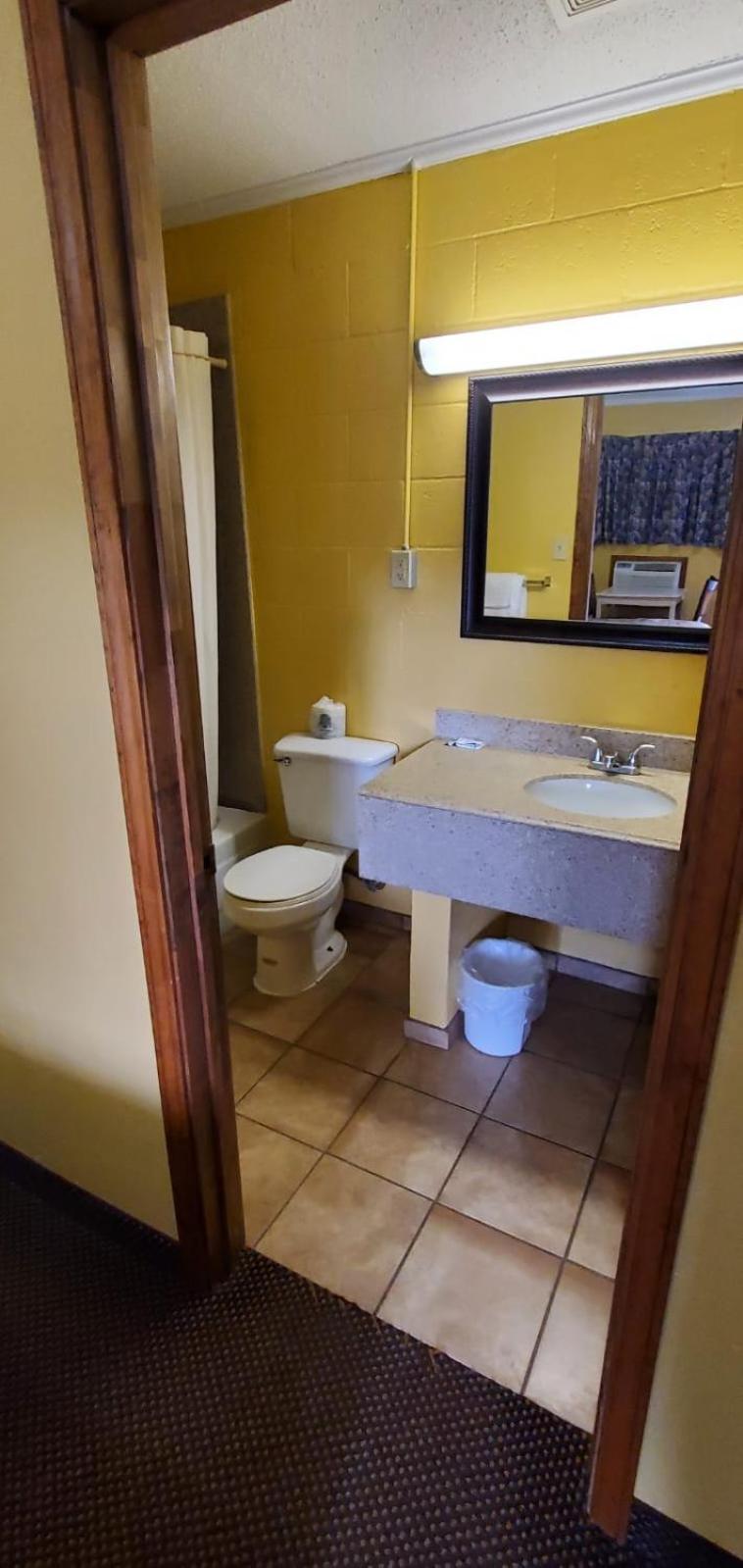 Deluxe Inn Jasper photo 9
