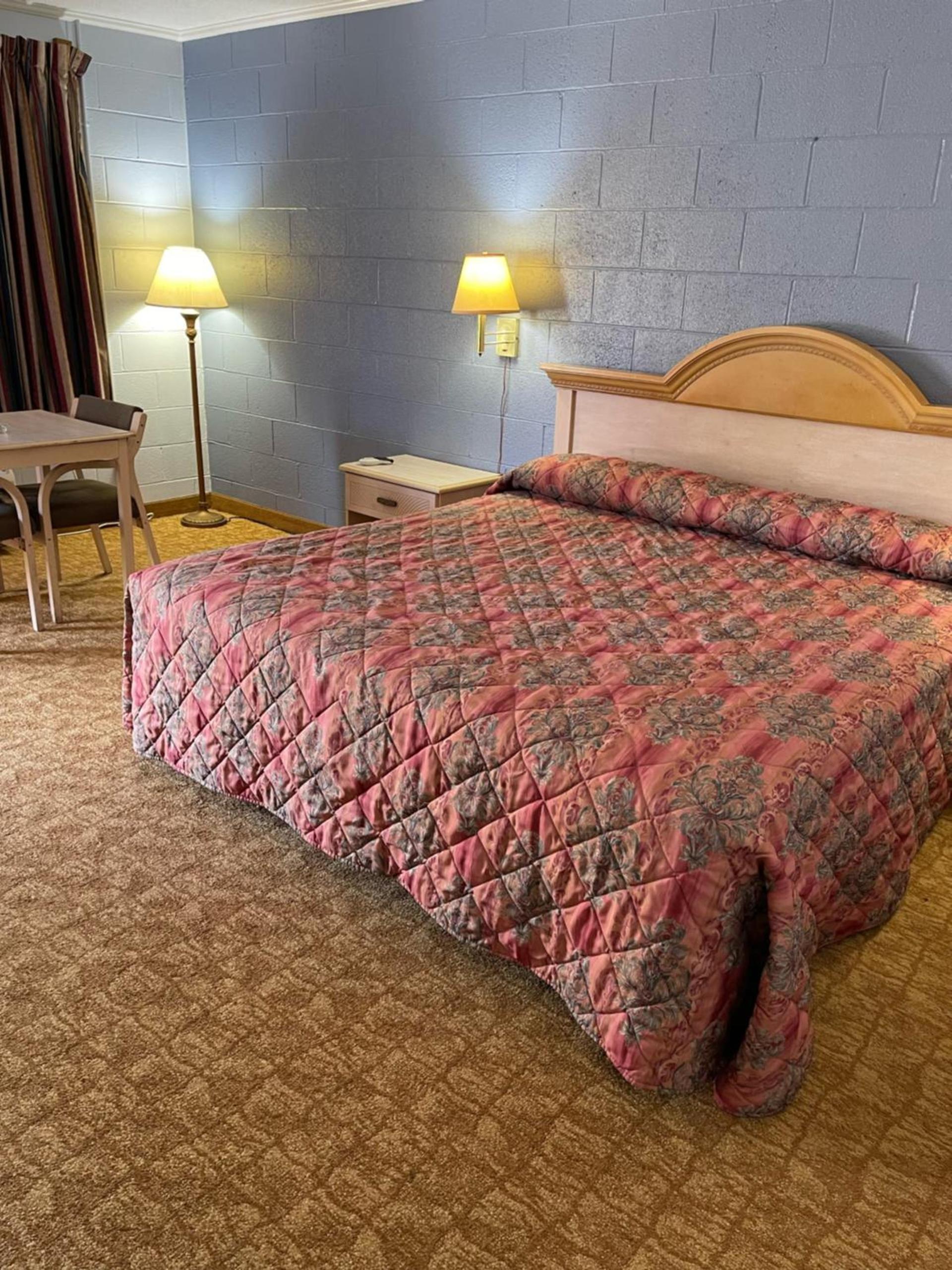Deluxe Inn Jasper photo 6