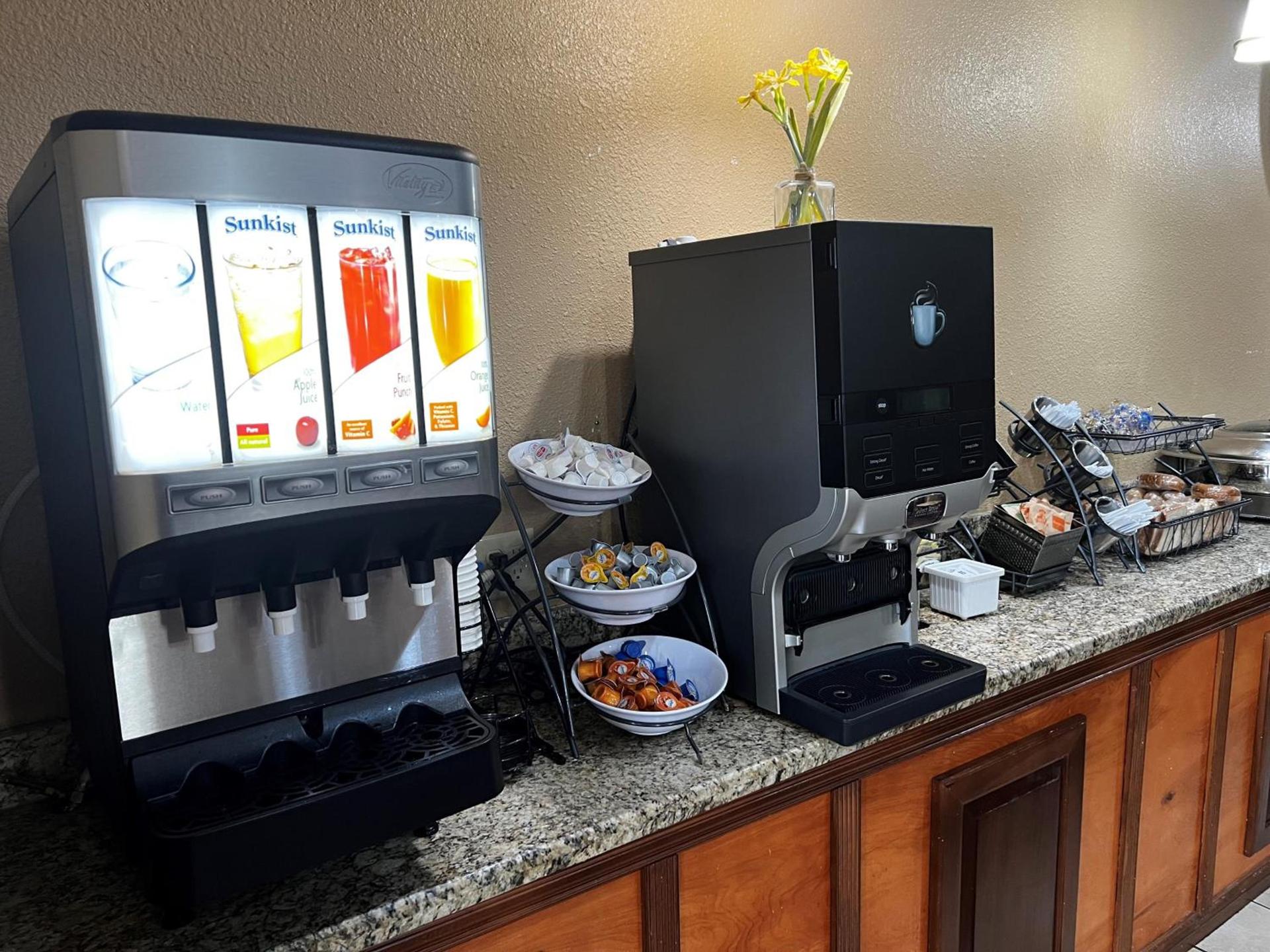 Baymont by Wyndham Cuero photo 63