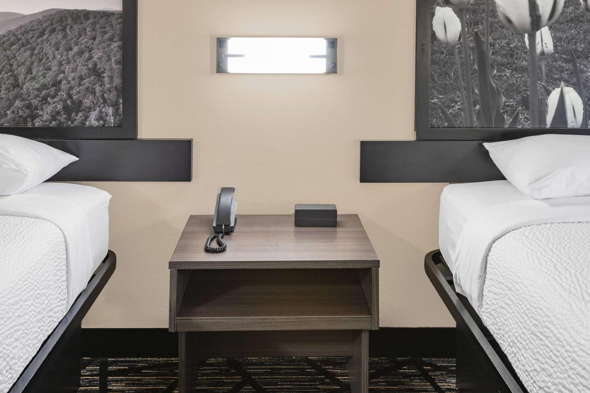 Super 8 by Wyndham Charlottesville photo 10