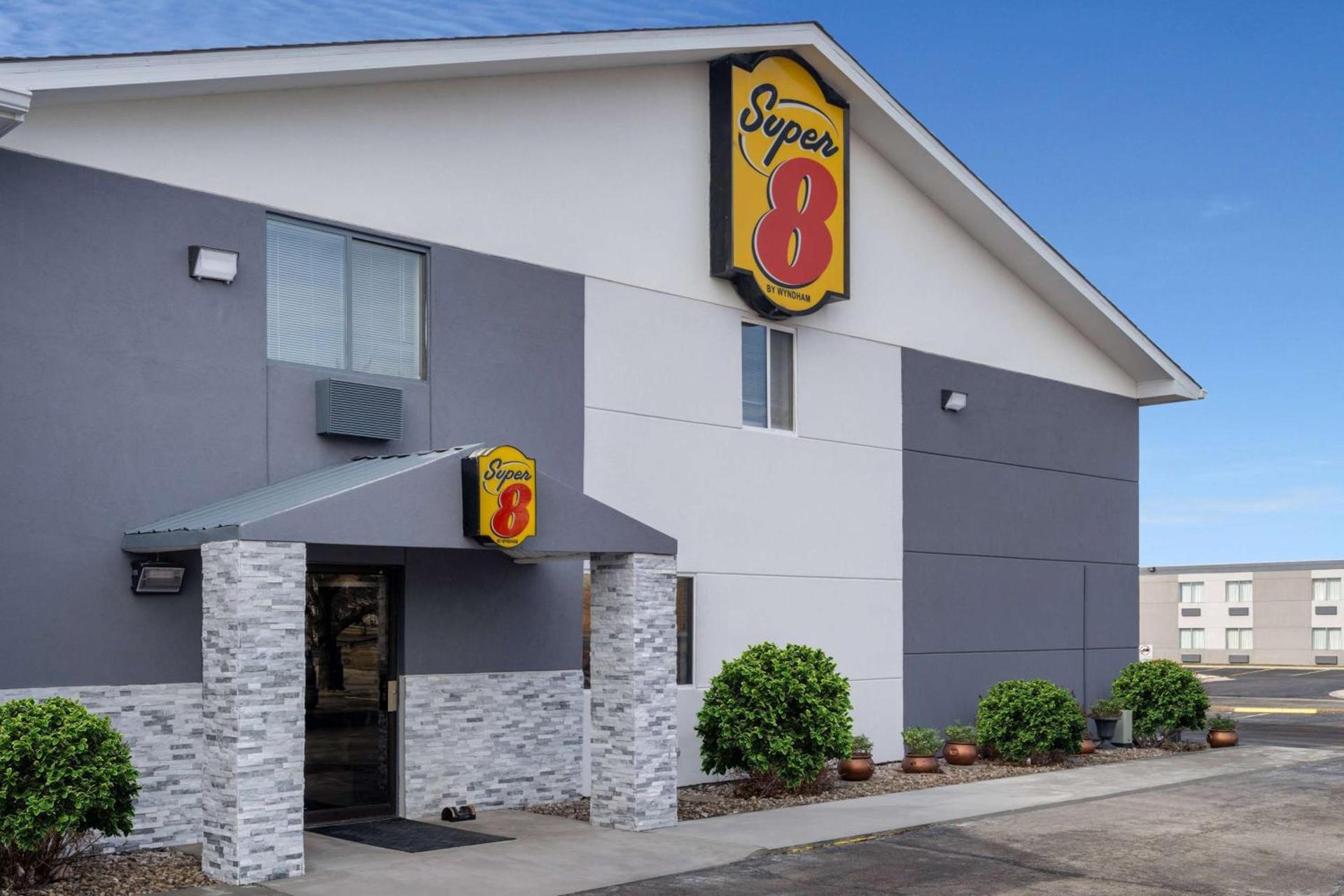 Super 8 by Wyndham Merrillville — hotel in Merrillville