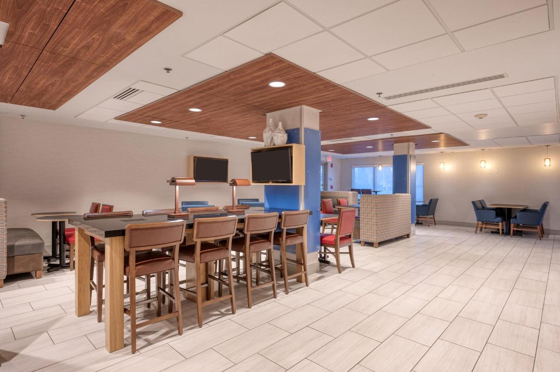 Holiday Inn Express Radcliff Fort Knox by IHG photo 41