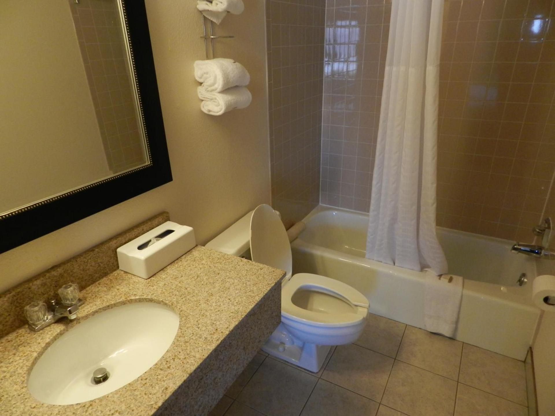 Baymont by Wyndham Dubuque photo 37