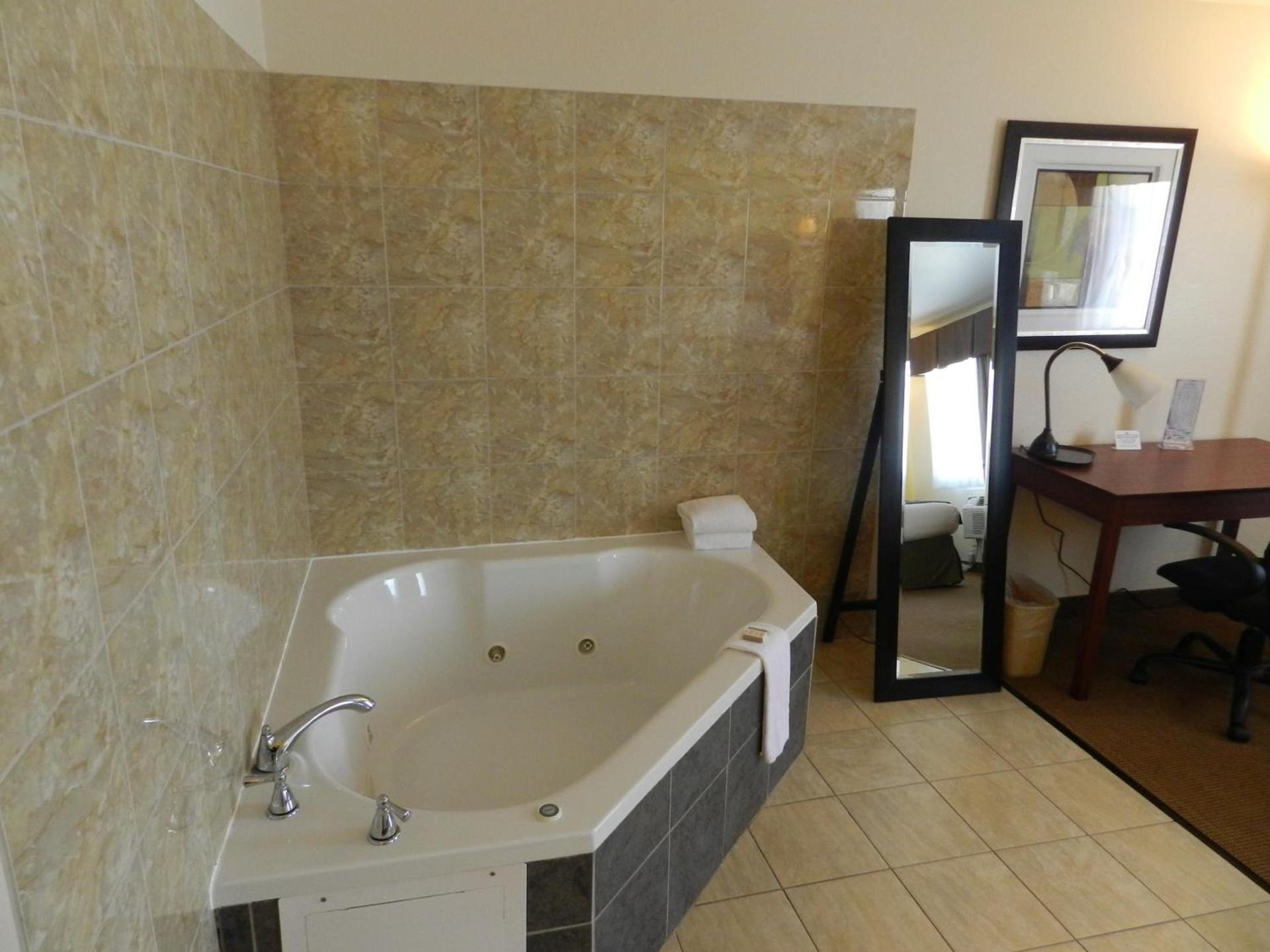Baymont by Wyndham Dubuque photo 42