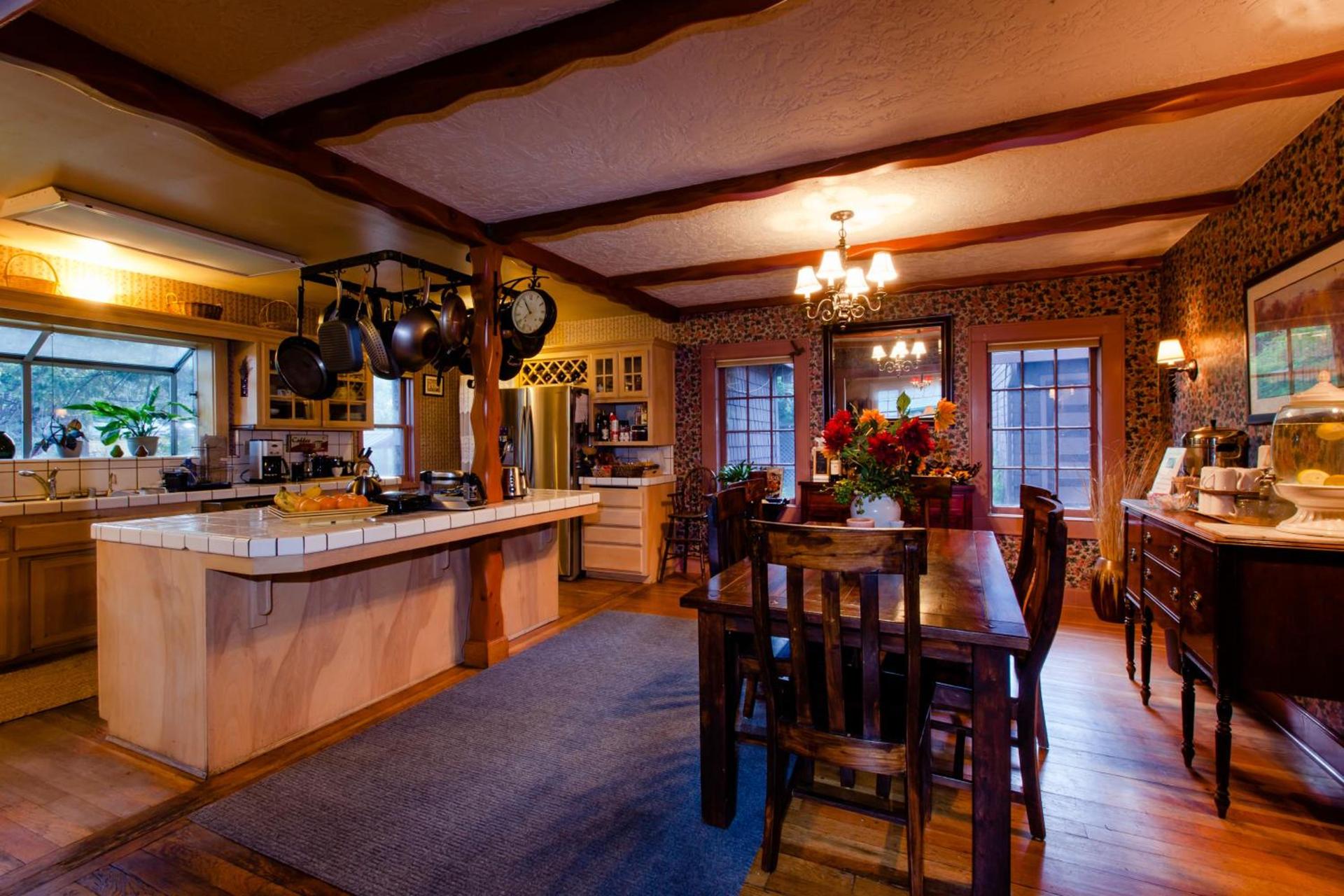 Strawberry Valley Inn photo 2