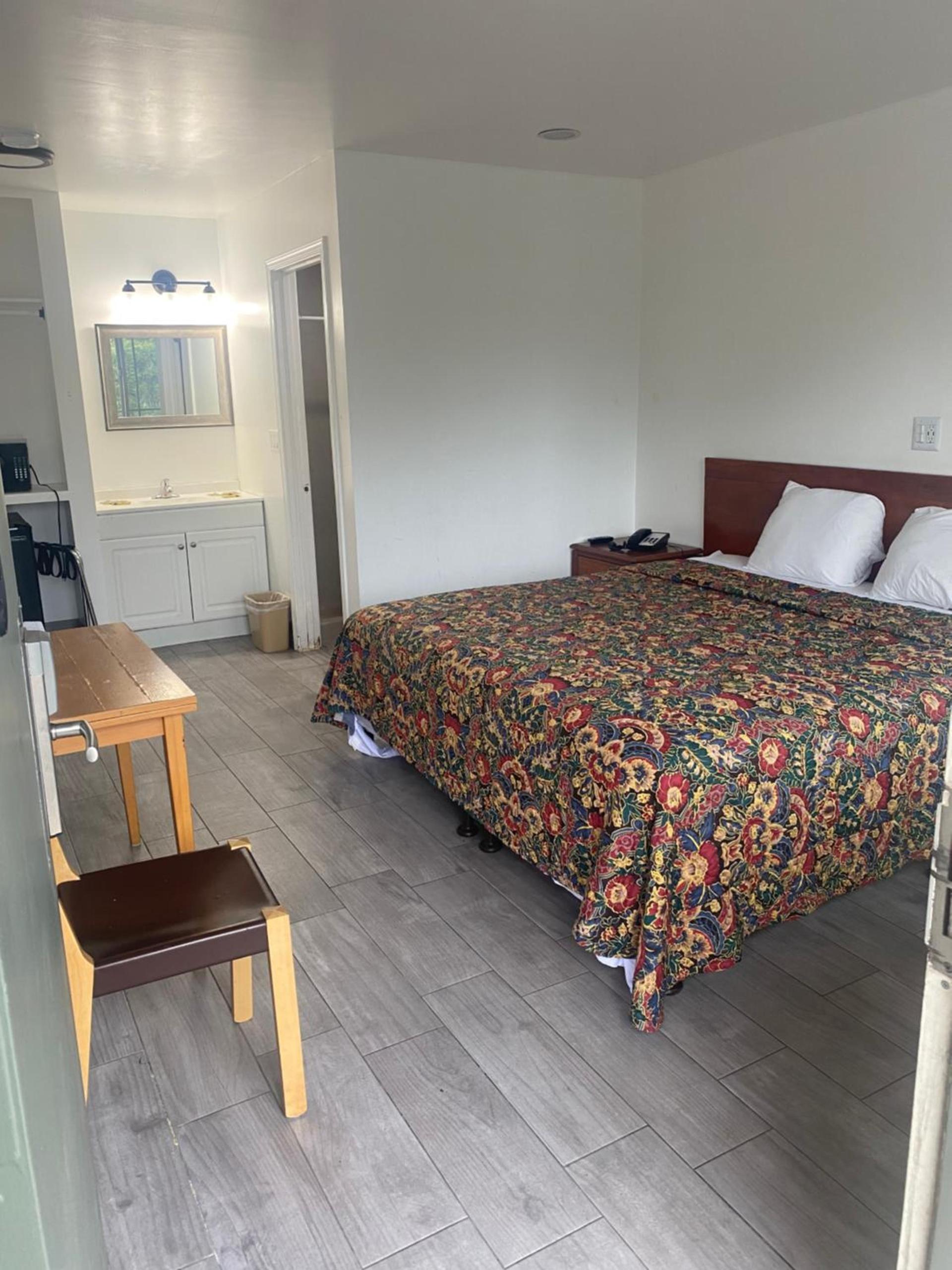 Americas Best Value Inn Thousand Oaks photo 16