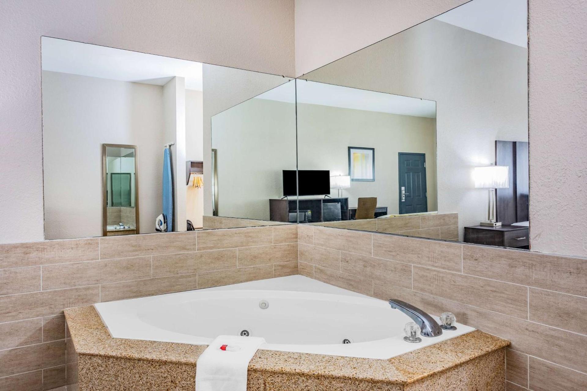 Baymont by Wyndham Midway Tallahassee photo 29