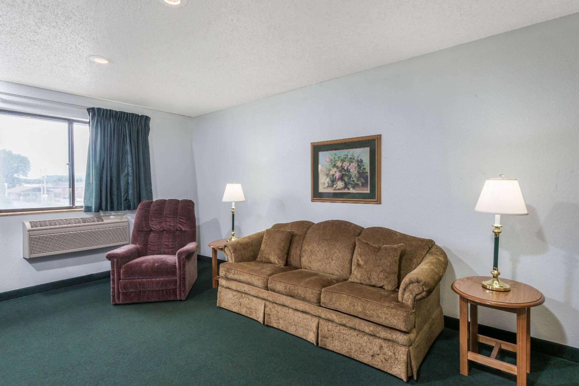 Super 8 by Wyndham New Stanton photo 11