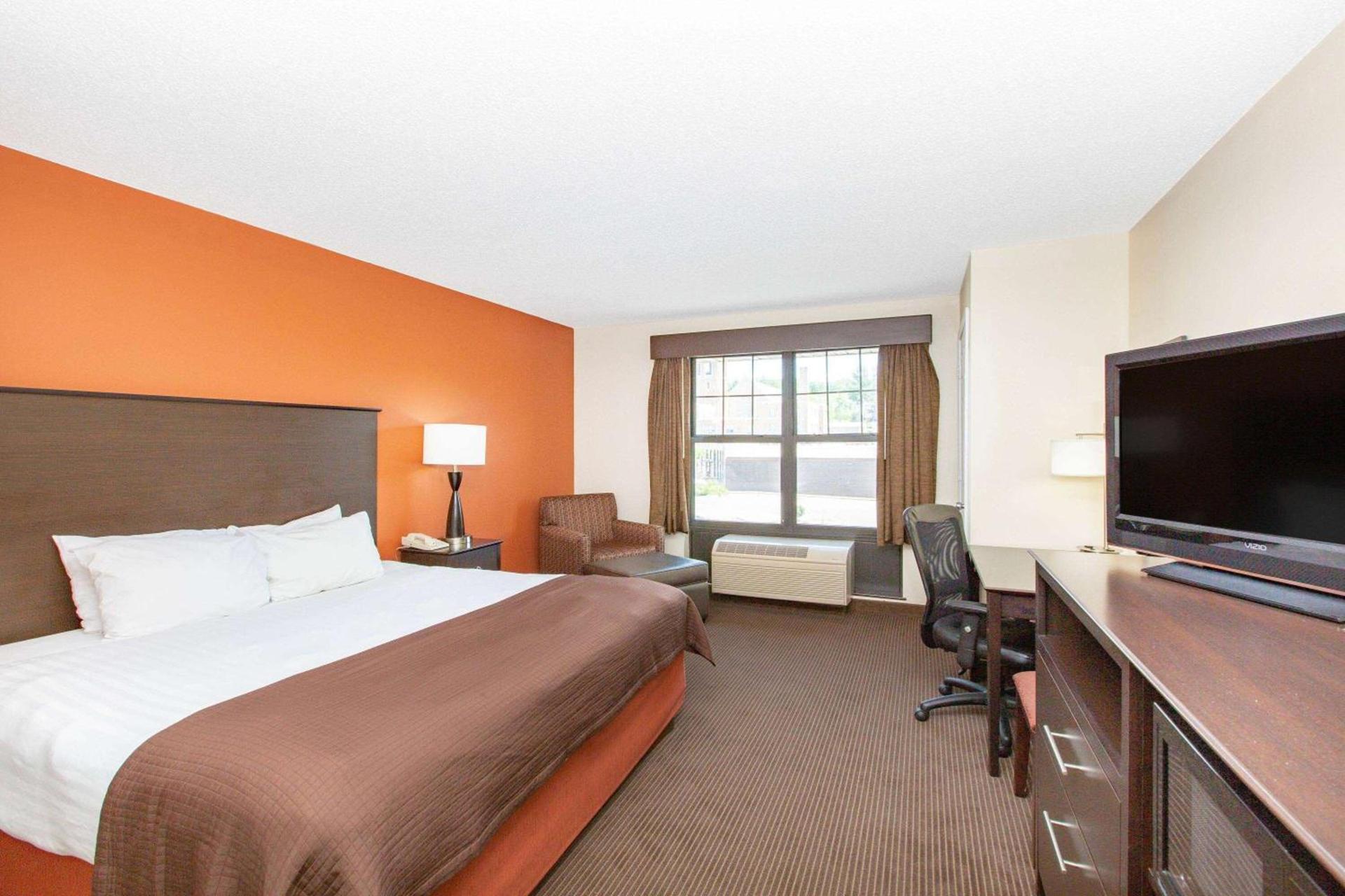 AmericInn by Wyndham Ottumwa photo 12