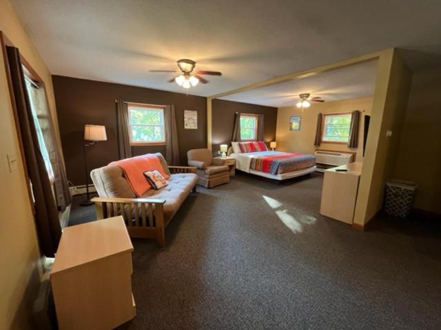Little Bluff Inn photo 7