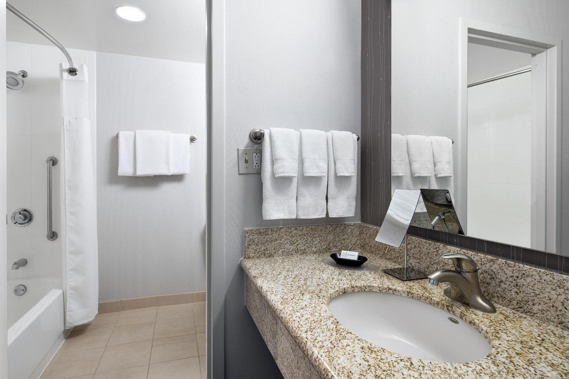 Courtyard by Marriott Pittsburgh Airport photo 7