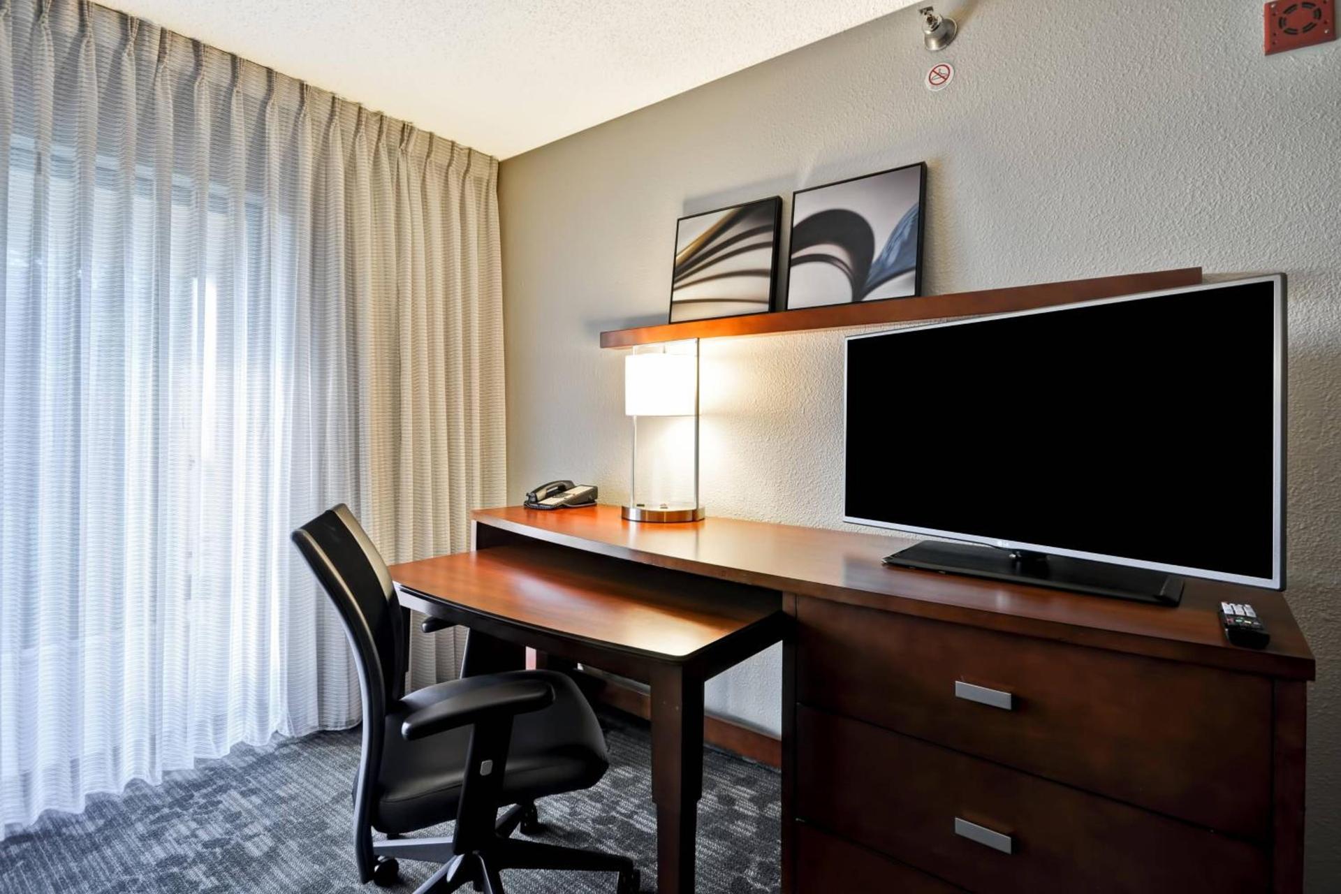 Courtyard by Marriott Jacksonville Airport/ Northeast photo 8