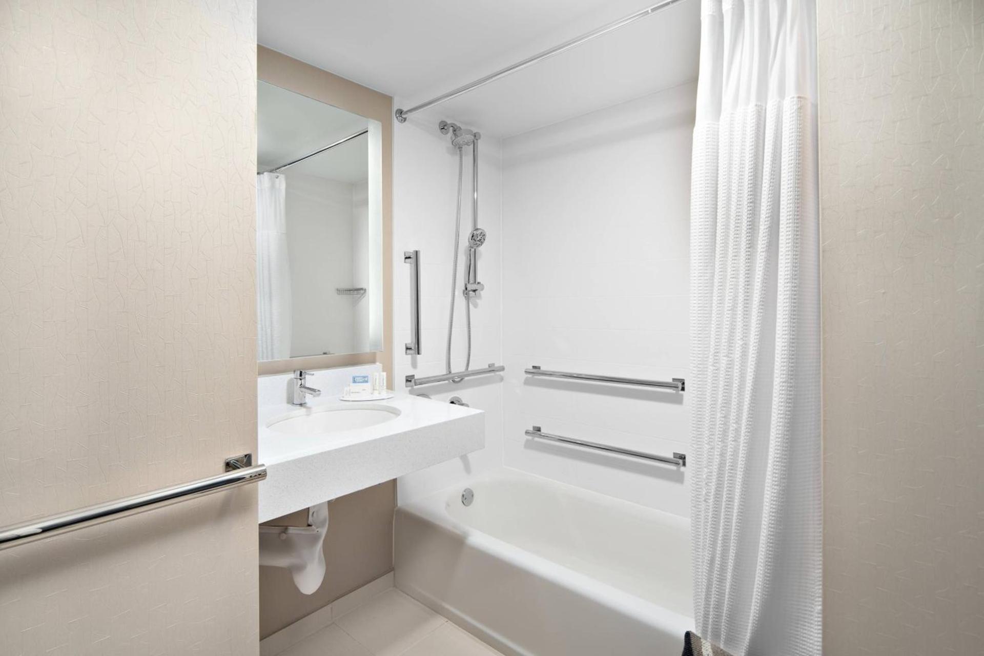 SpringHill Suites Houston Hobby Airport photo 11