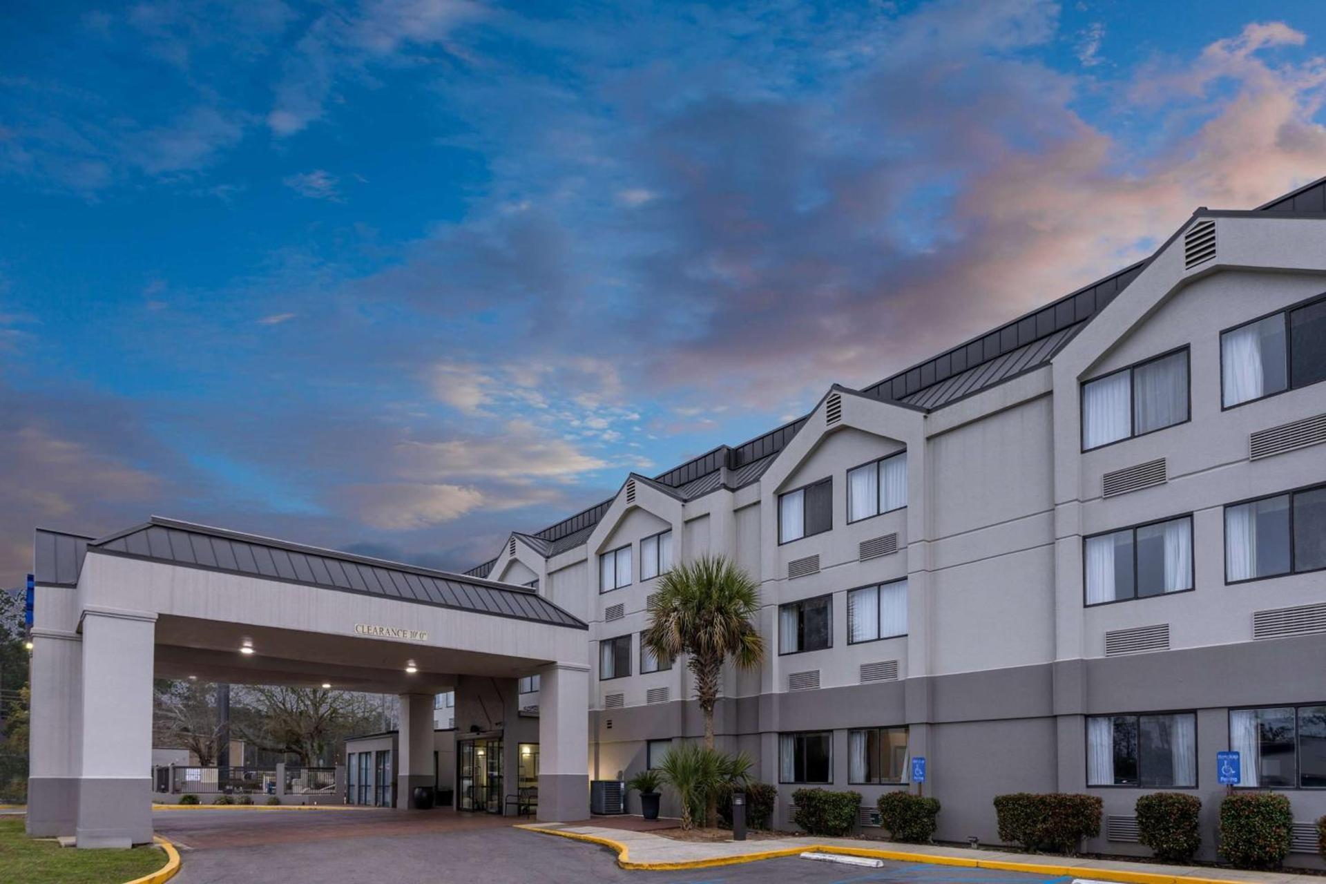 Baymont by Wyndham Saraland photo 3