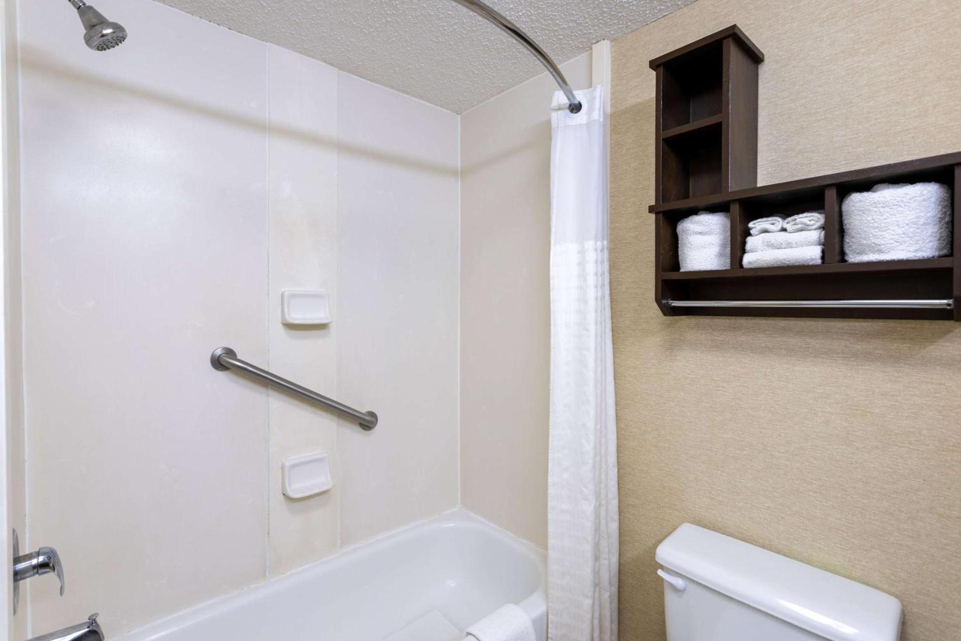 Baymont by Wyndham Saraland photo 28