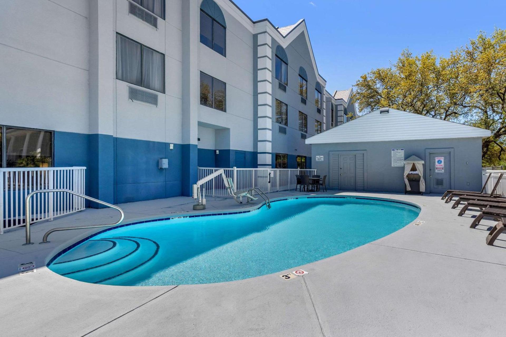 Comfort Suites Southport - Oak Island photo 19