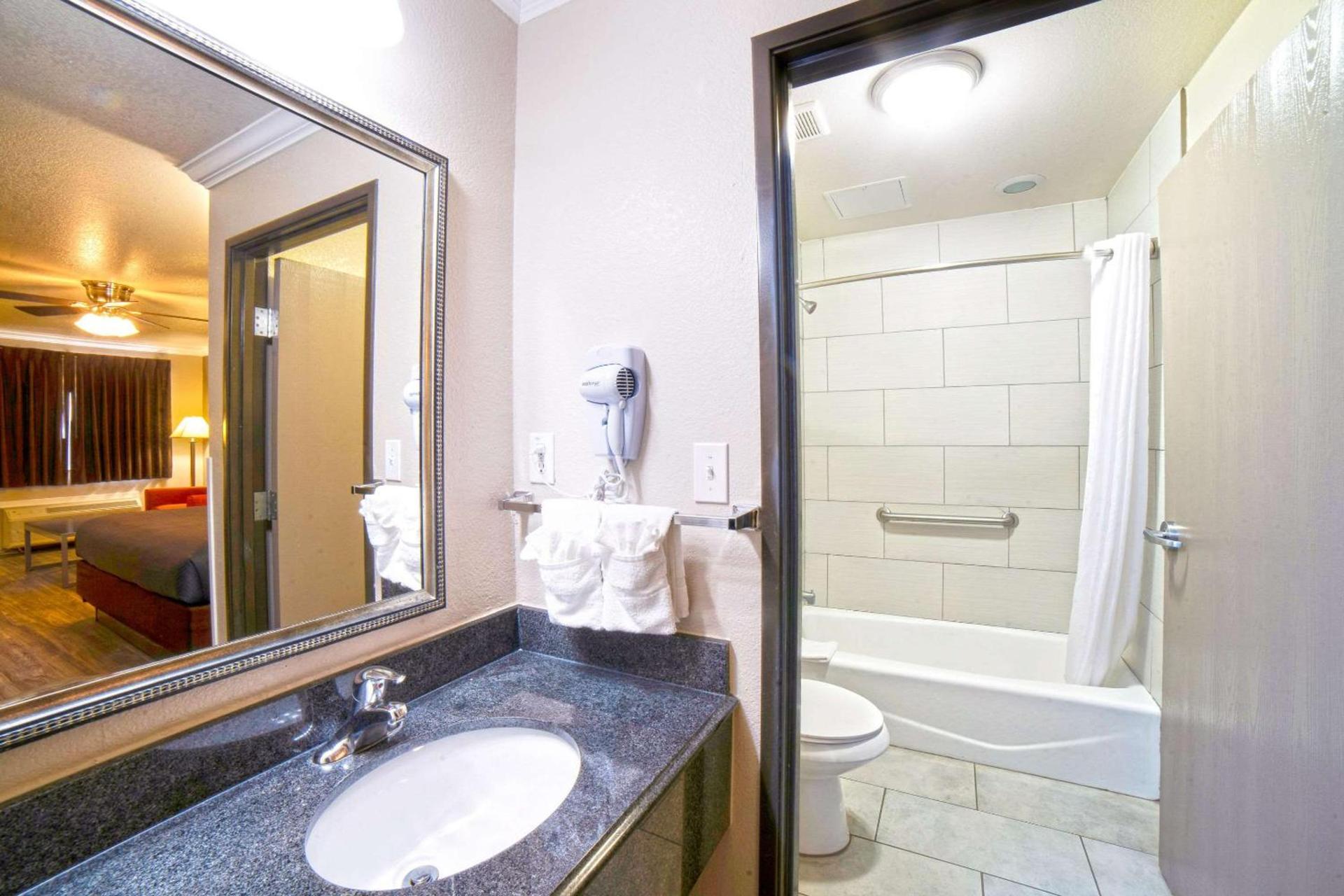 Econo Lodge Inn & Suites Corpus Christi photo 24