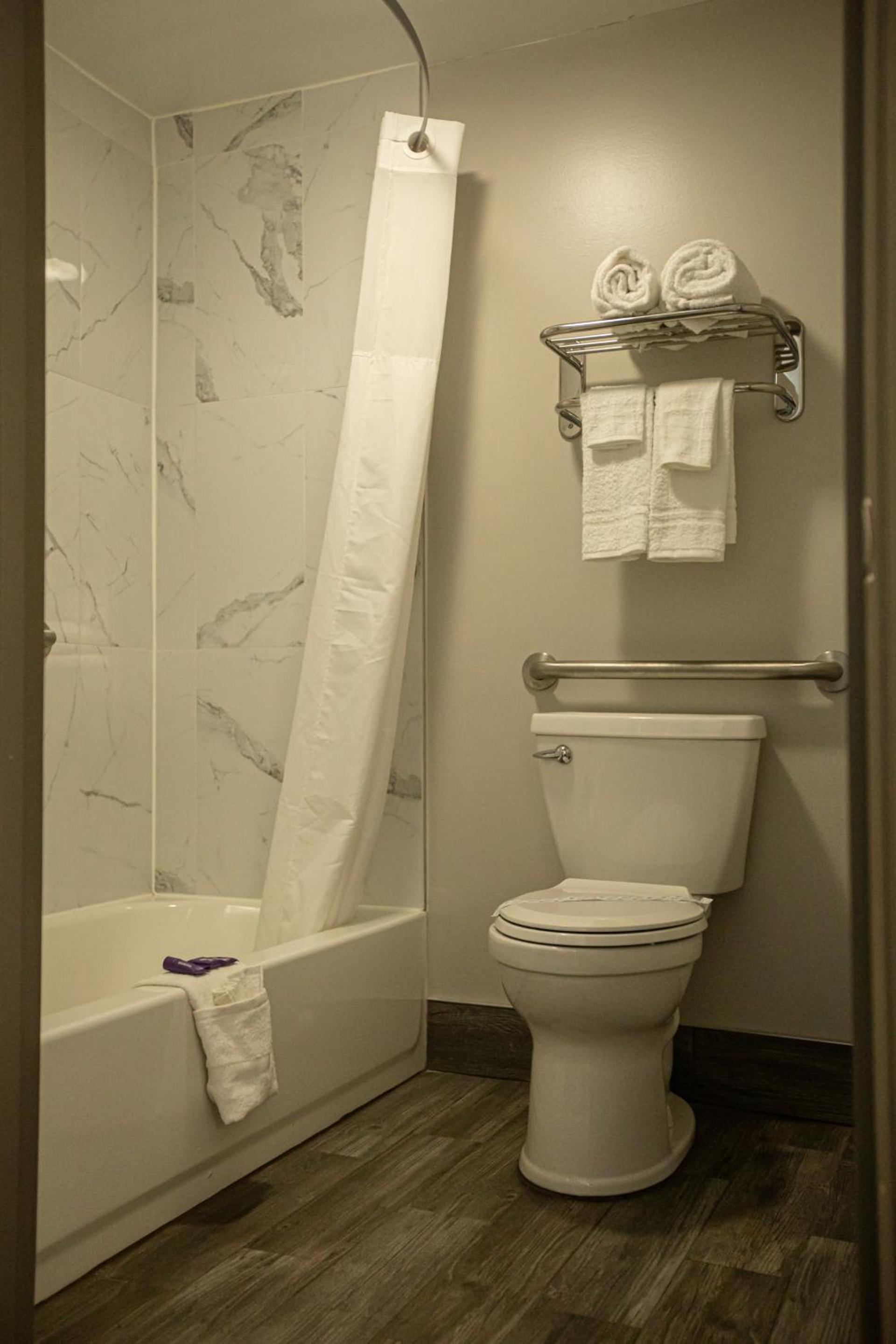 Knights Inn Mount Airy photo 10