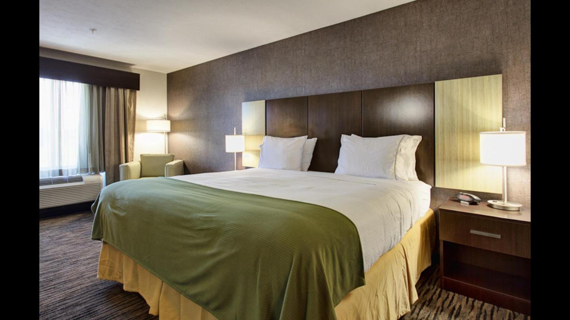 Holiday Inn Express & Suites North Fremont by IHG photo 13