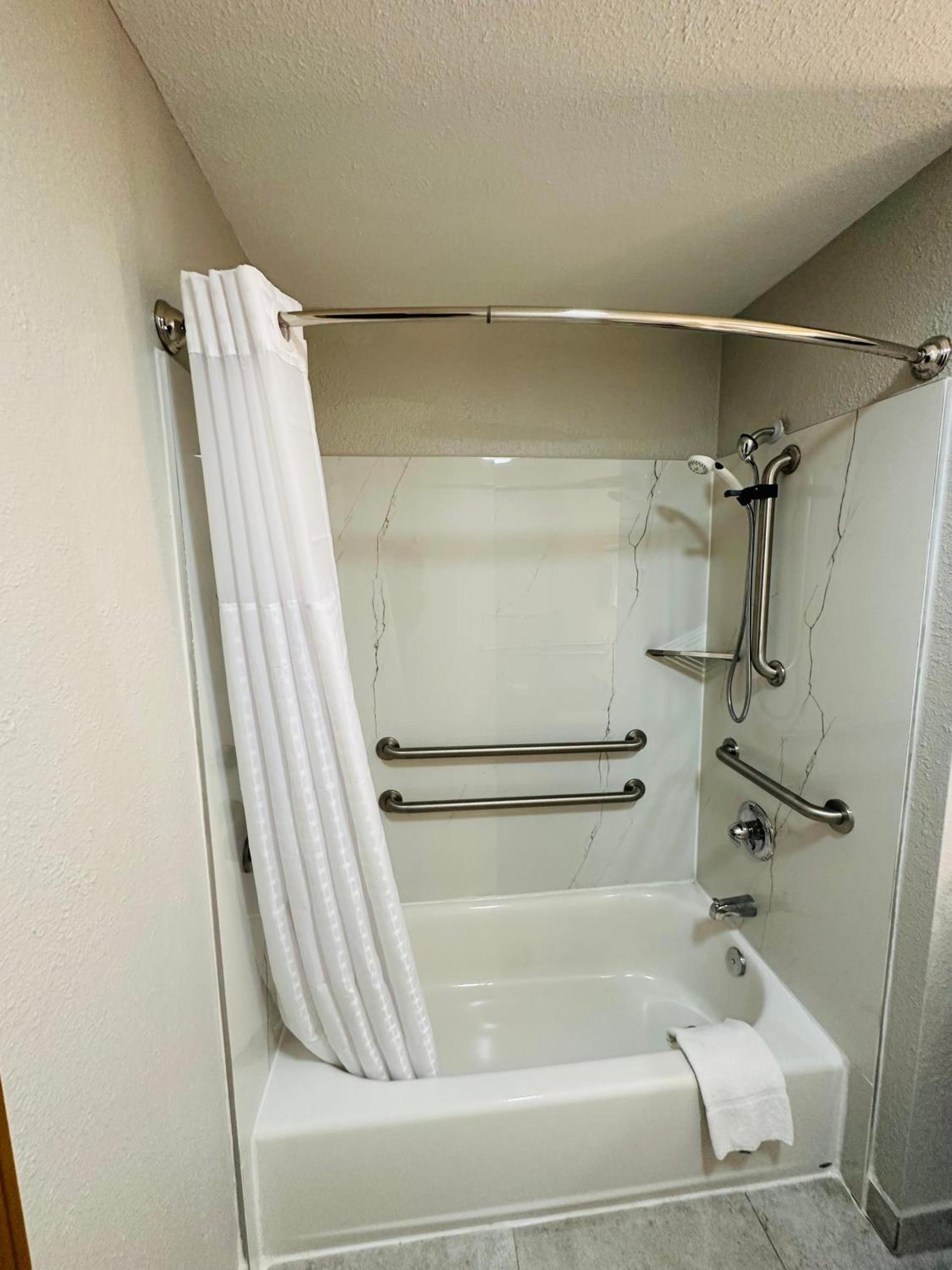 Super 8 by Wyndham Elizabethtown photo 16