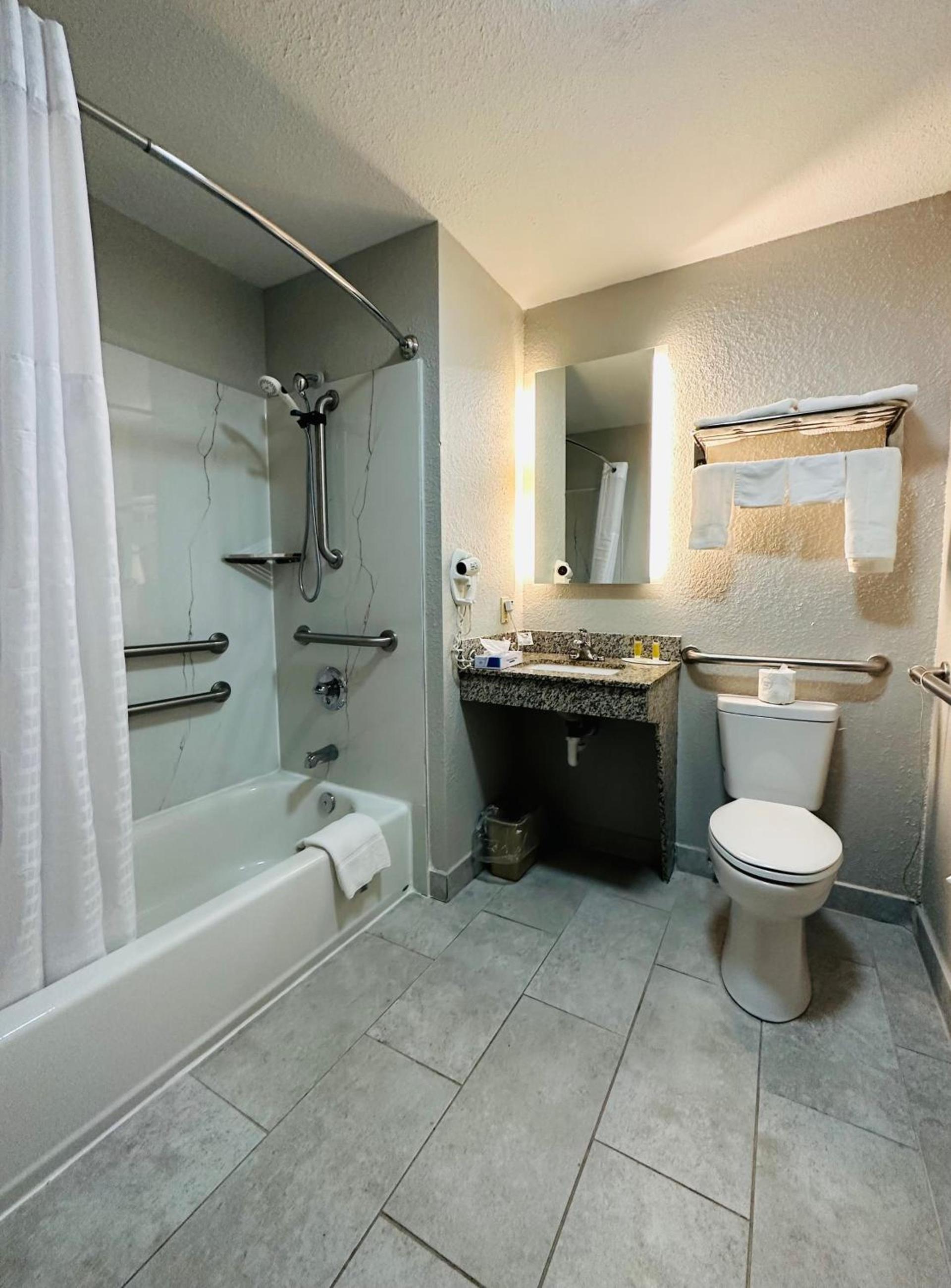 Super 8 by Wyndham Elizabethtown photo 44