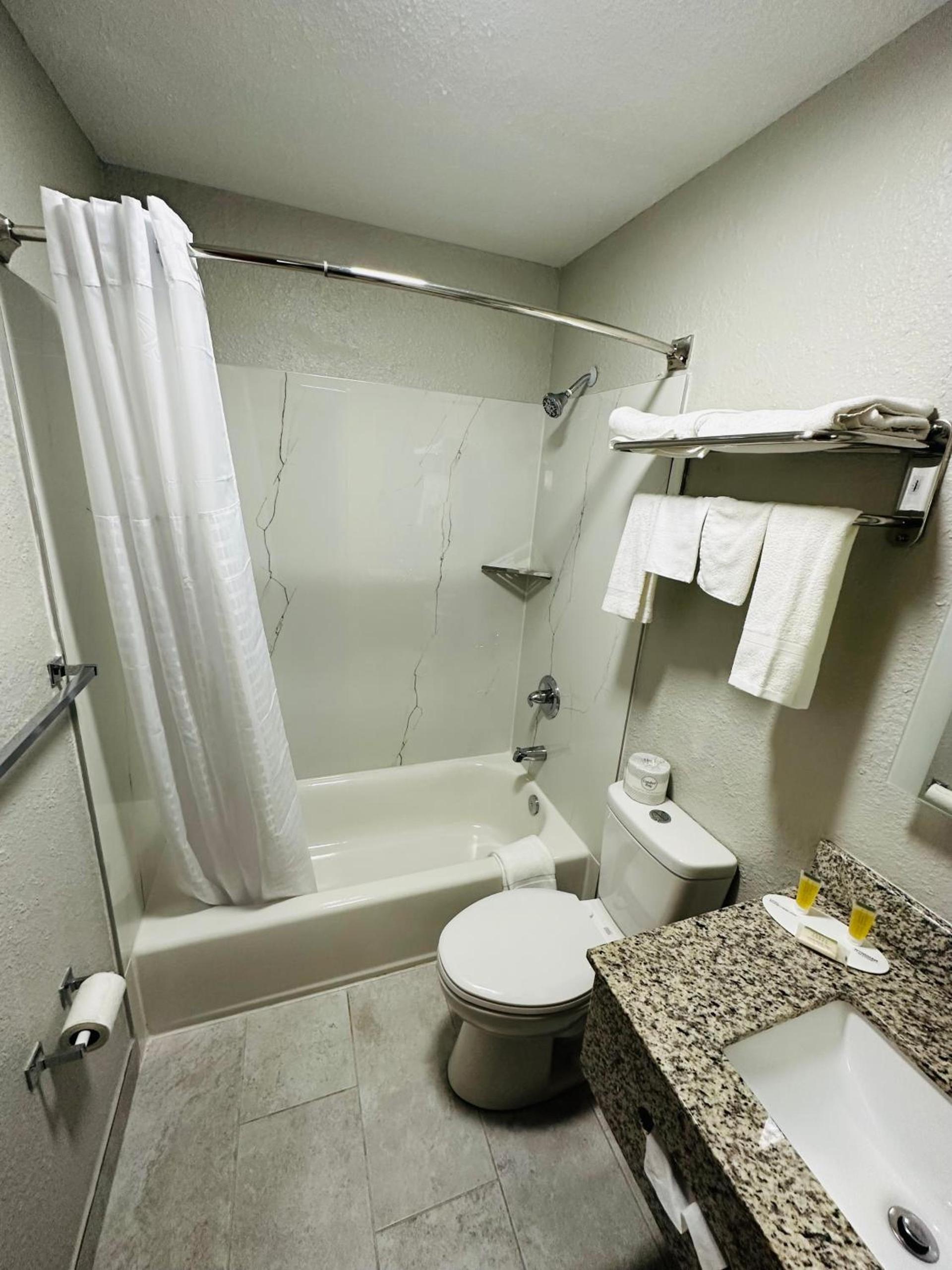 Super 8 by Wyndham Elizabethtown photo 17
