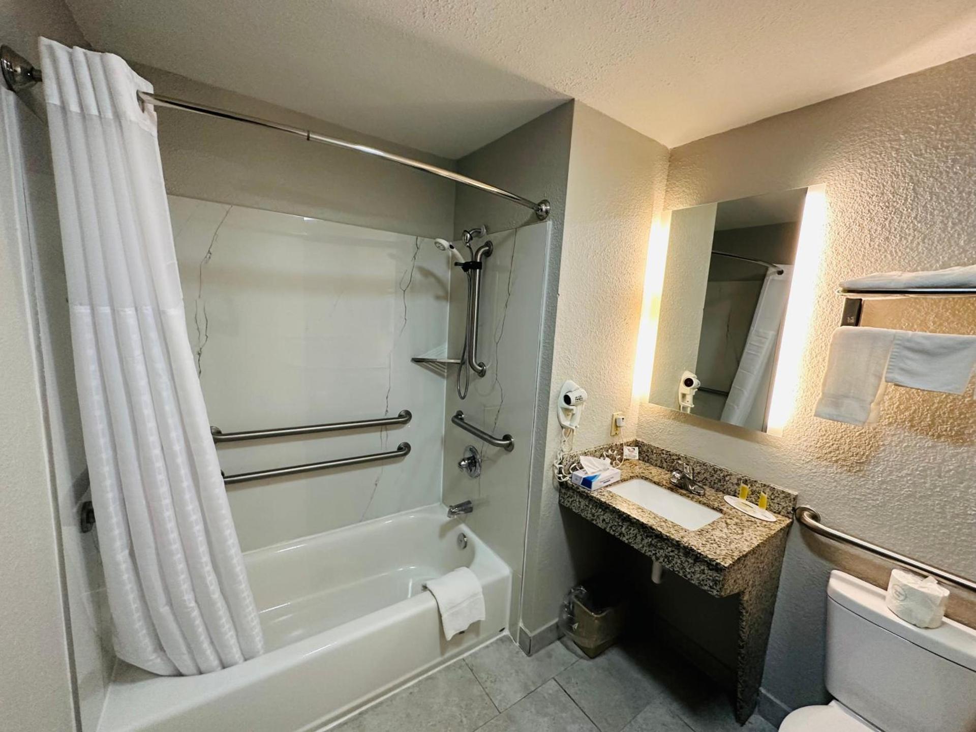 Super 8 by Wyndham Elizabethtown photo 18