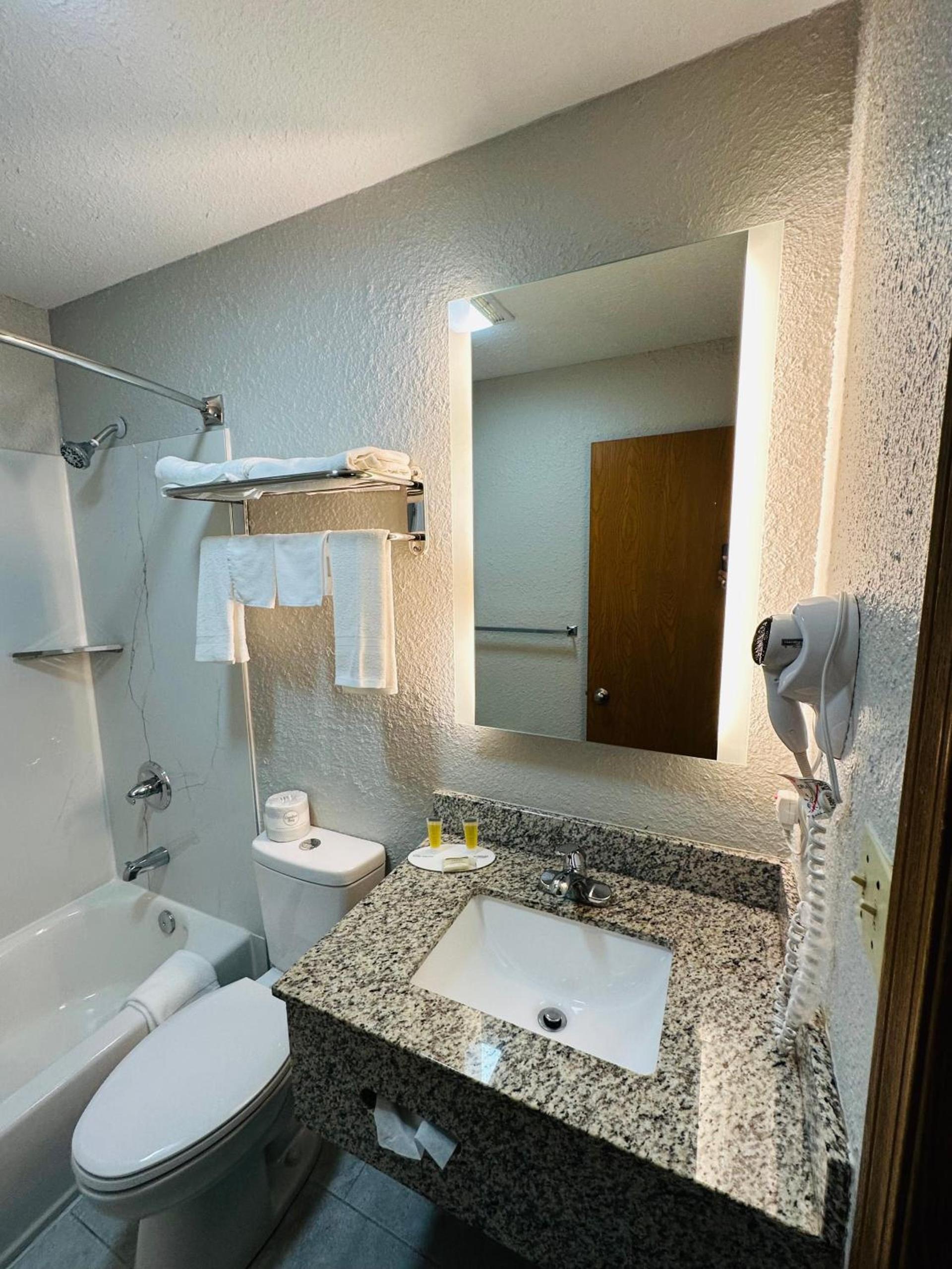 Super 8 by Wyndham Elizabethtown photo 19