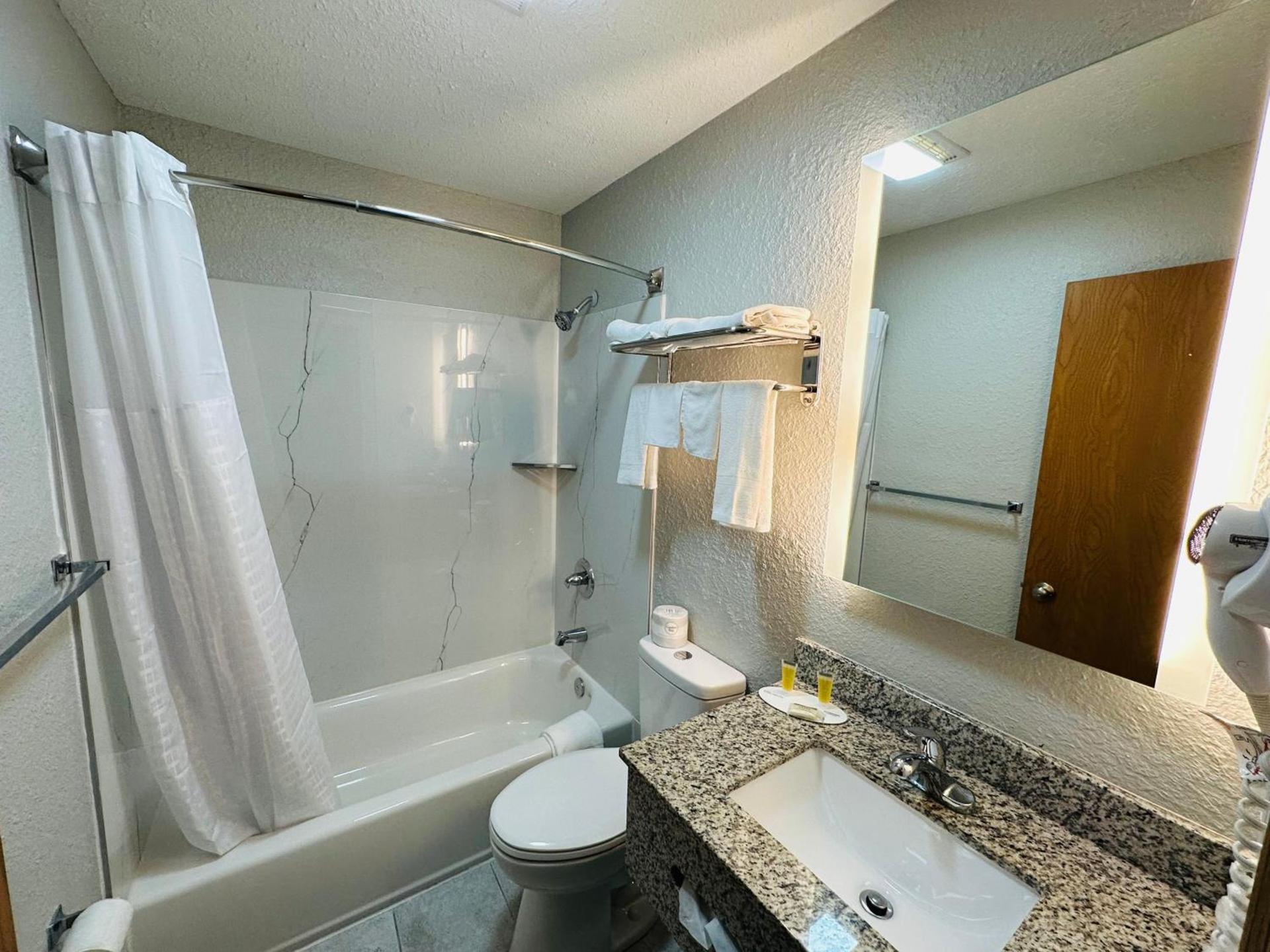 Super 8 by Wyndham Elizabethtown photo 45
