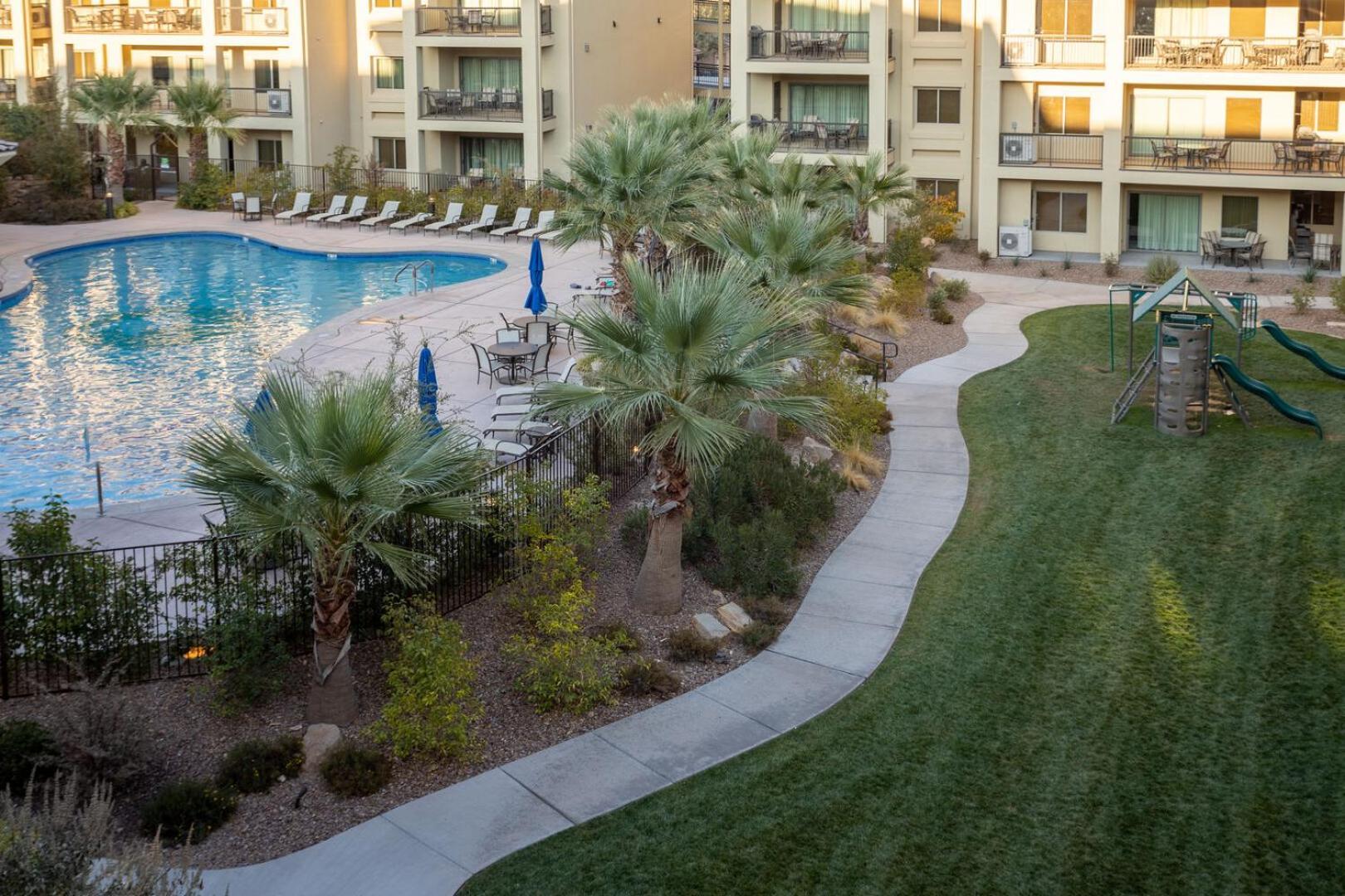 W307 Third Floor 3-bedroom Pool View photo 5