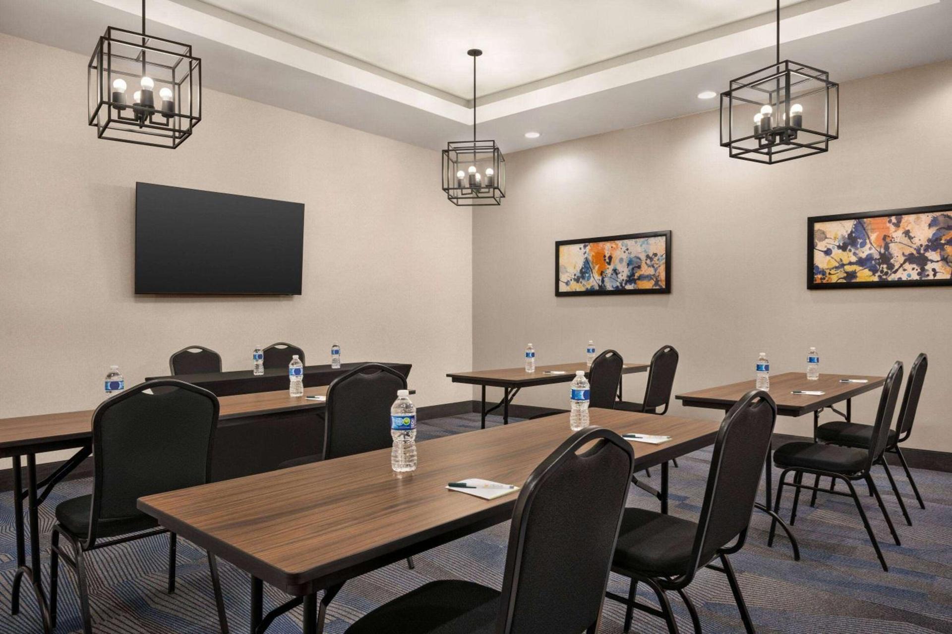 La Quinta Inn & Suites by Wyndham Del Rio photo 51