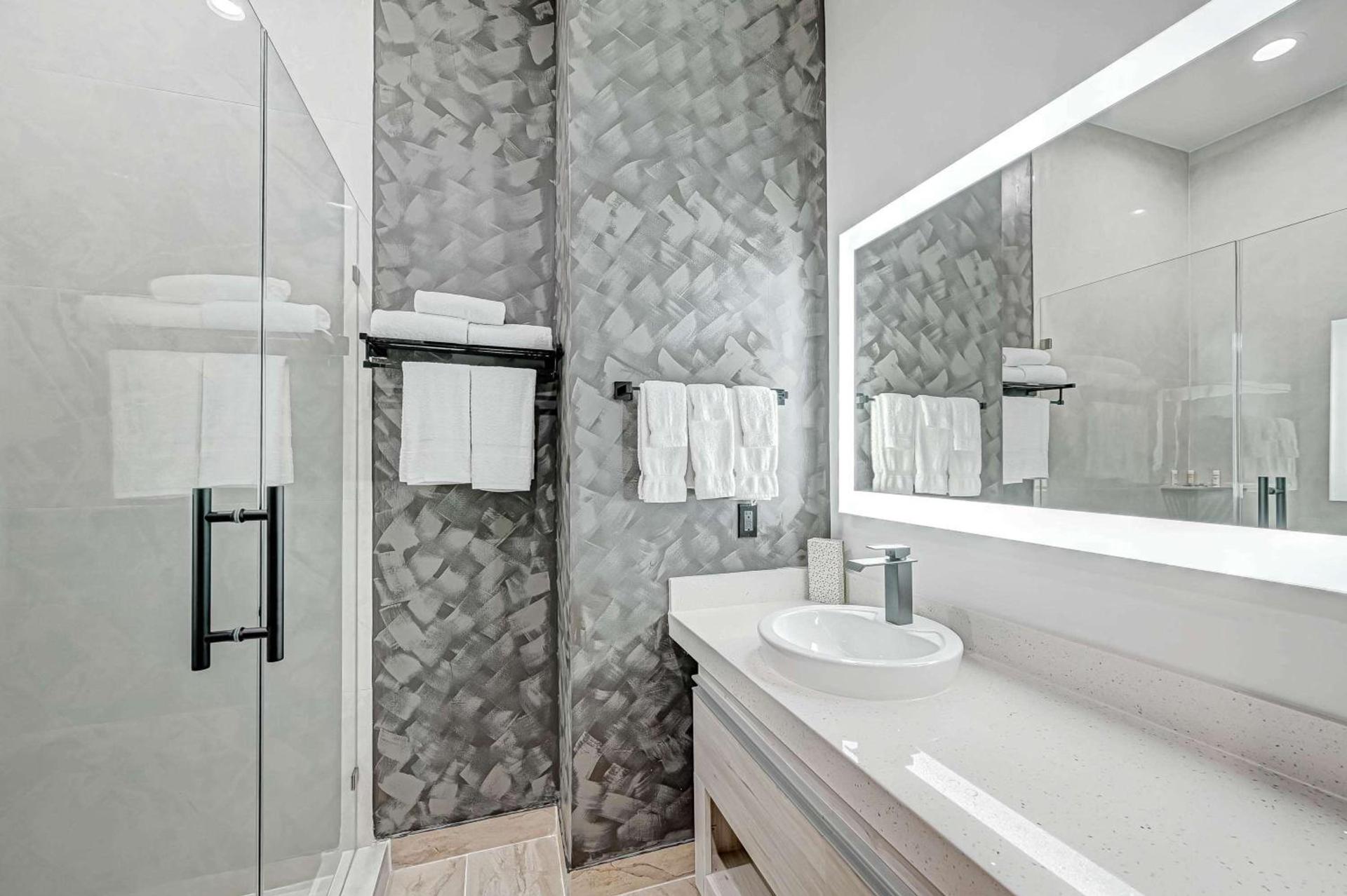 Comfeeni Inn and Suites photo 43