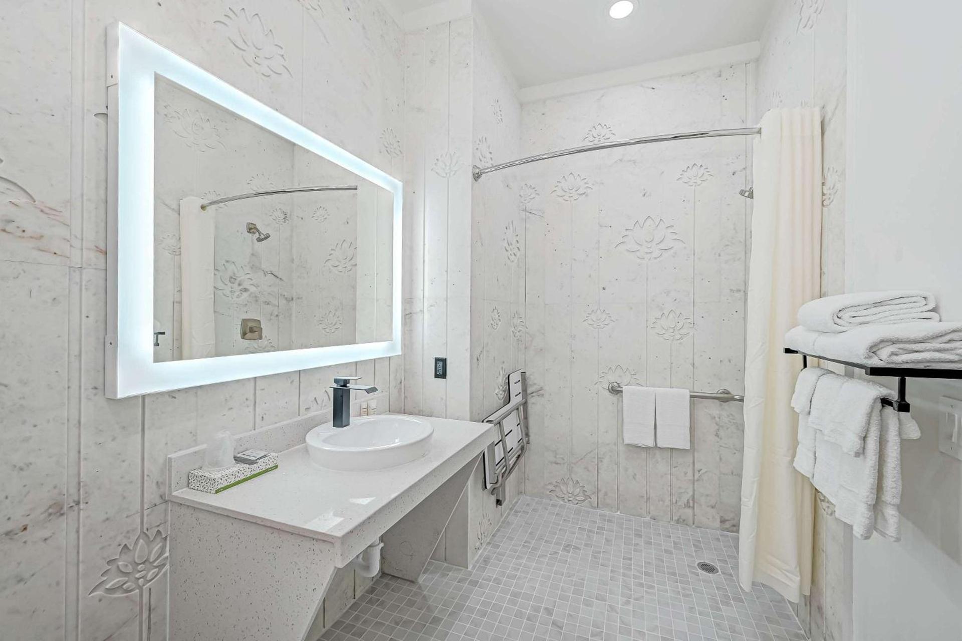 Comfeeni Inn and Suites photo 36