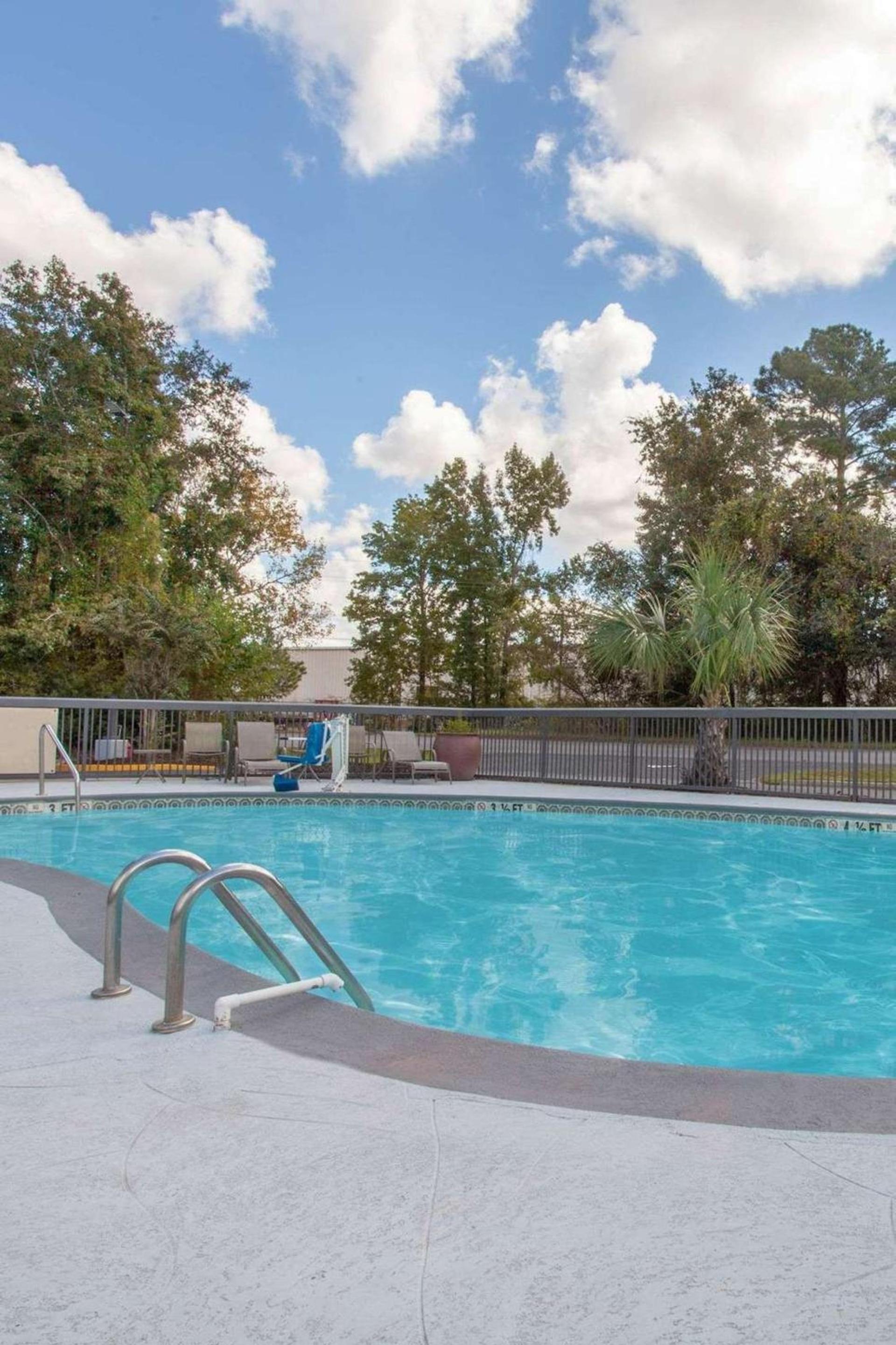 Wingate by Wyndham Charleston Coliseum photo 29