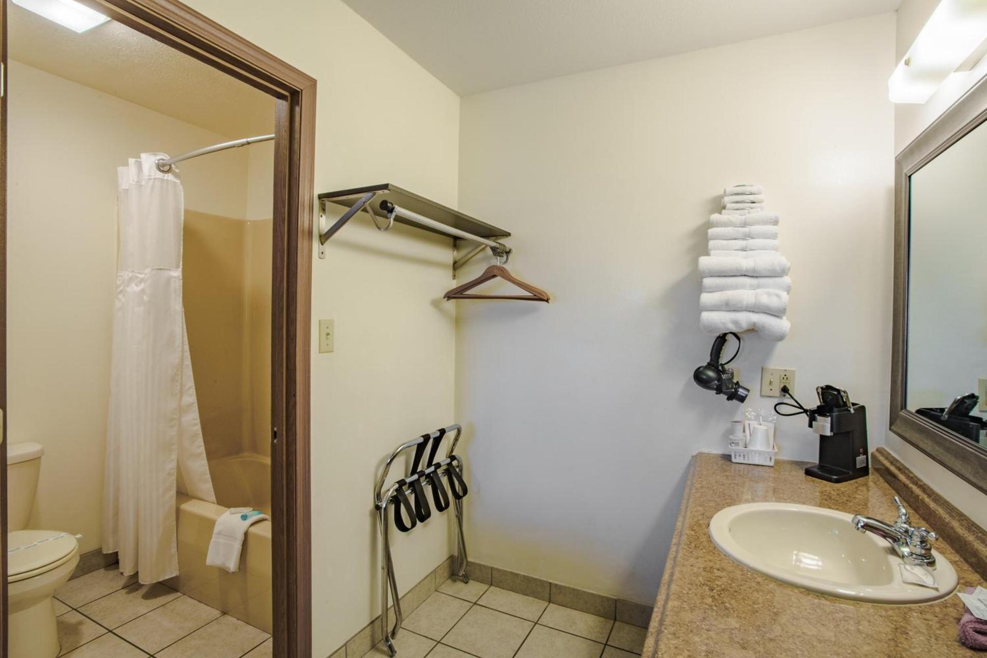 Shady Acre Inn and Suites photo 6