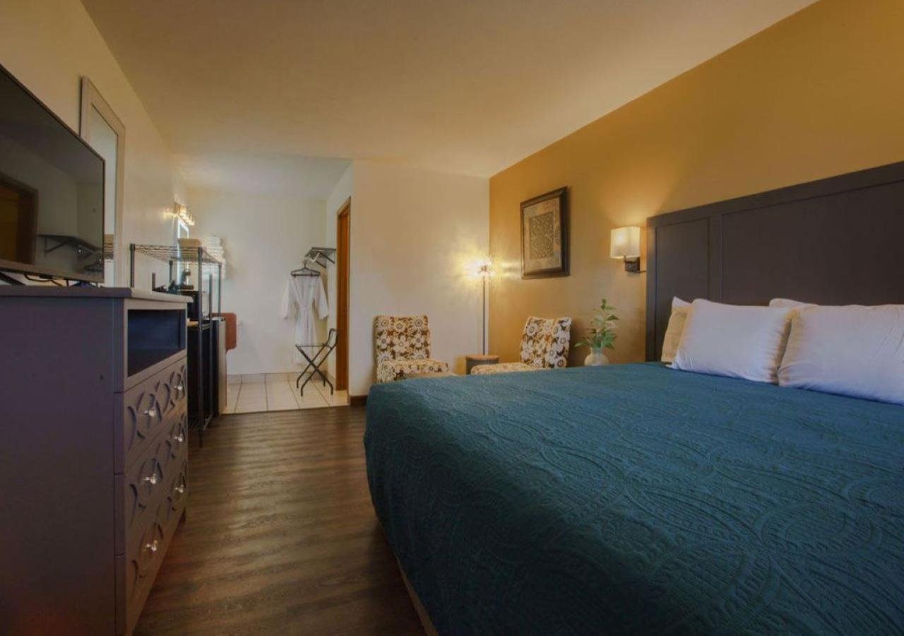 Shady Acre Inn and Suites photo 8