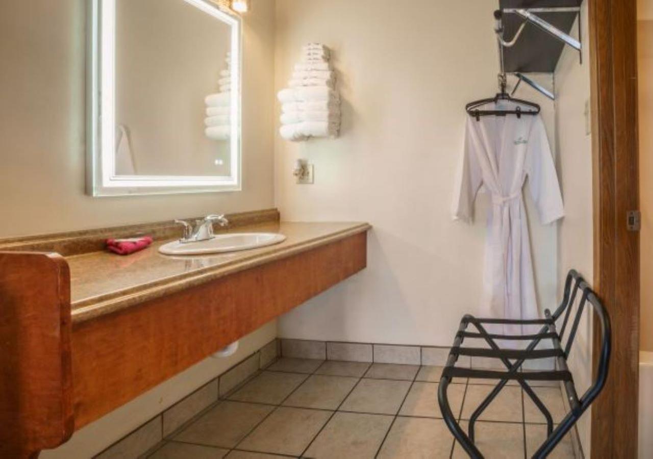 Shady Acre Inn and Suites photo 11