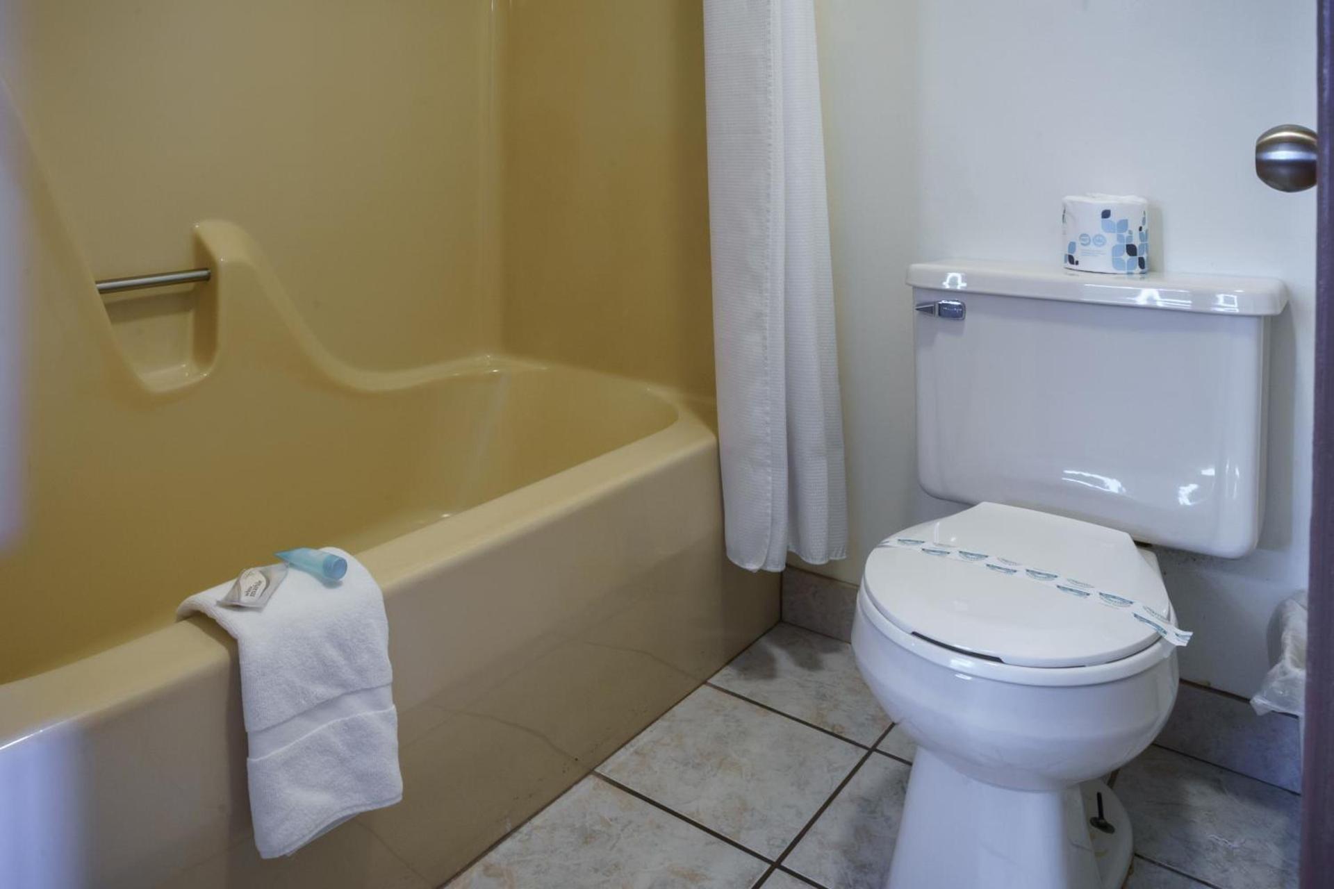 Shady Acre Inn and Suites photo 12