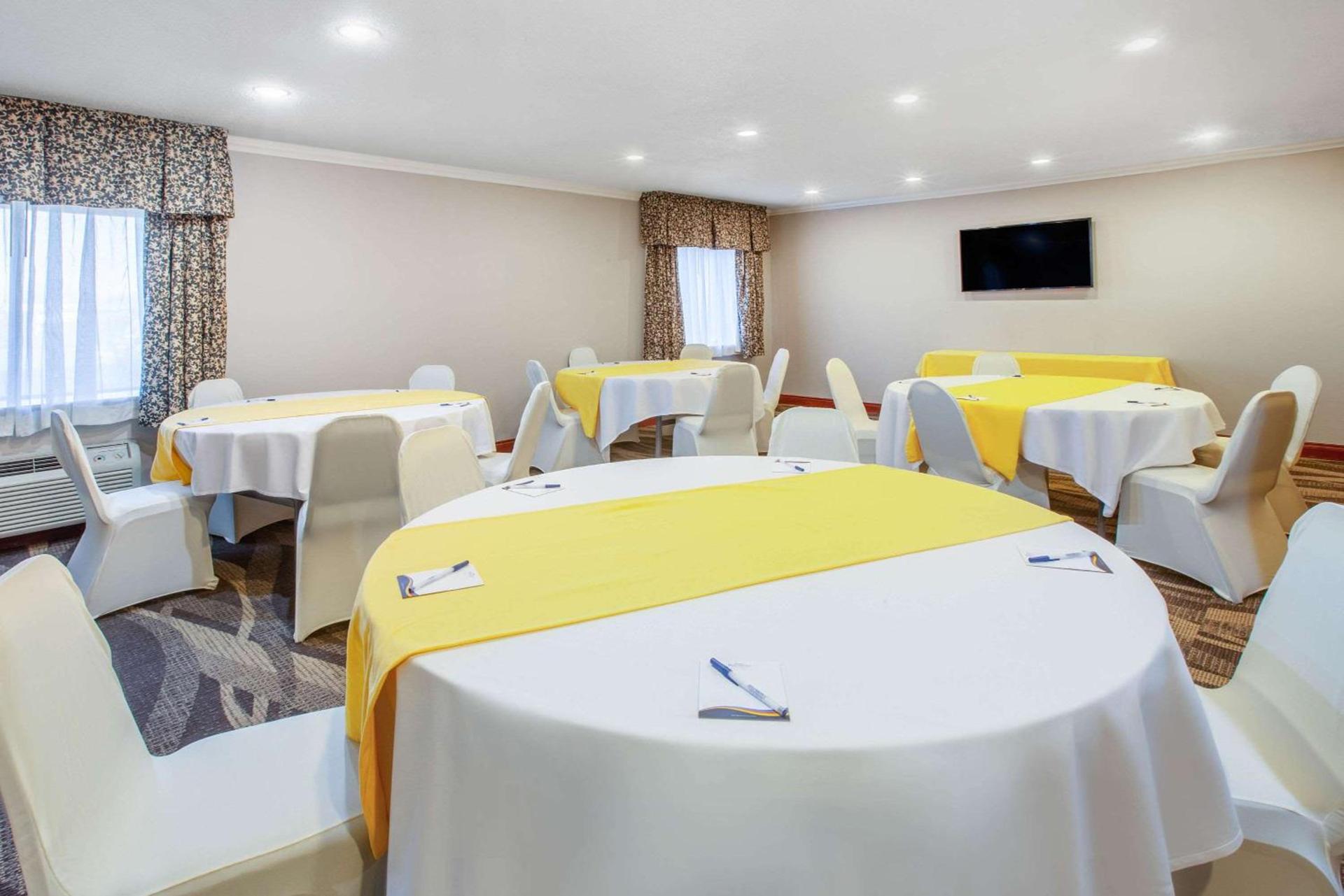 Baymont by Wyndham Grand Rapids Airport photo 8