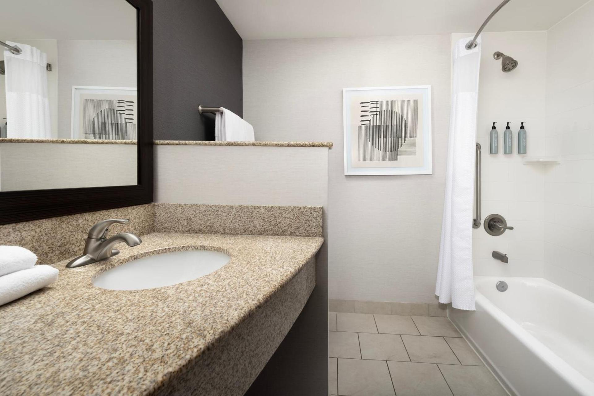 Courtyard By Marriott Little Rock North photo 17