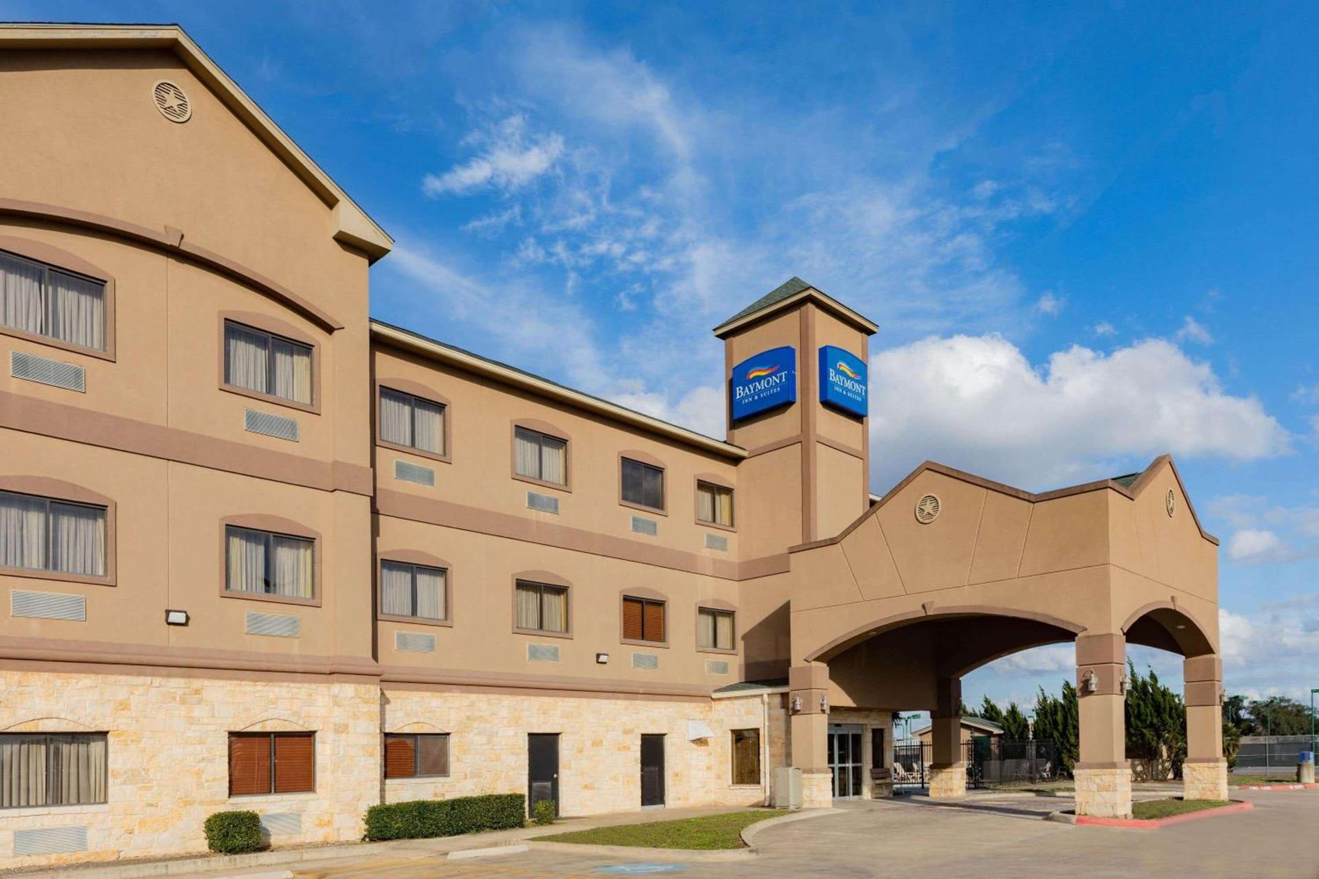 Baymont by Wyndham Cuero photo 9