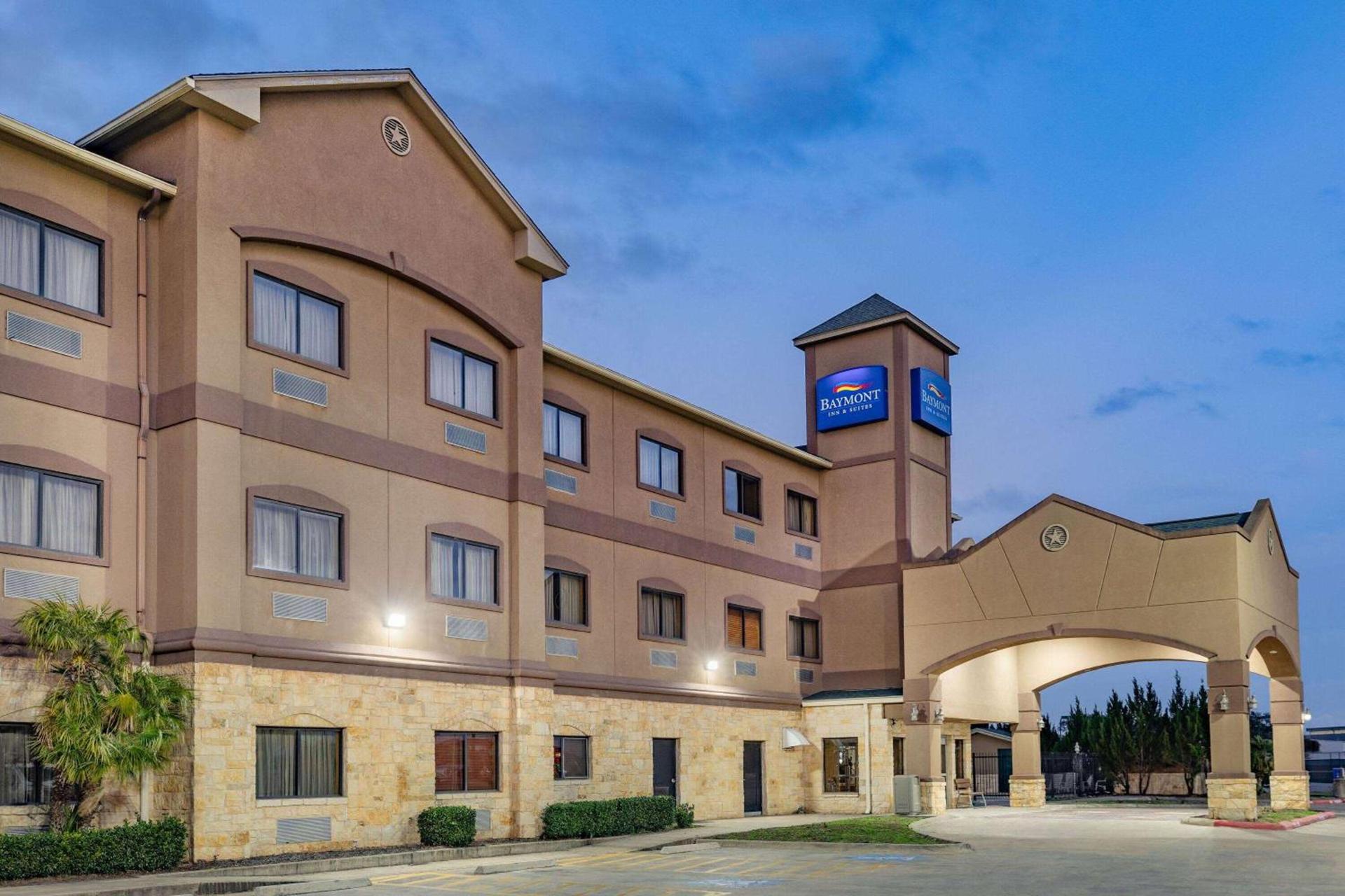 Baymont by Wyndham Cuero photo 8